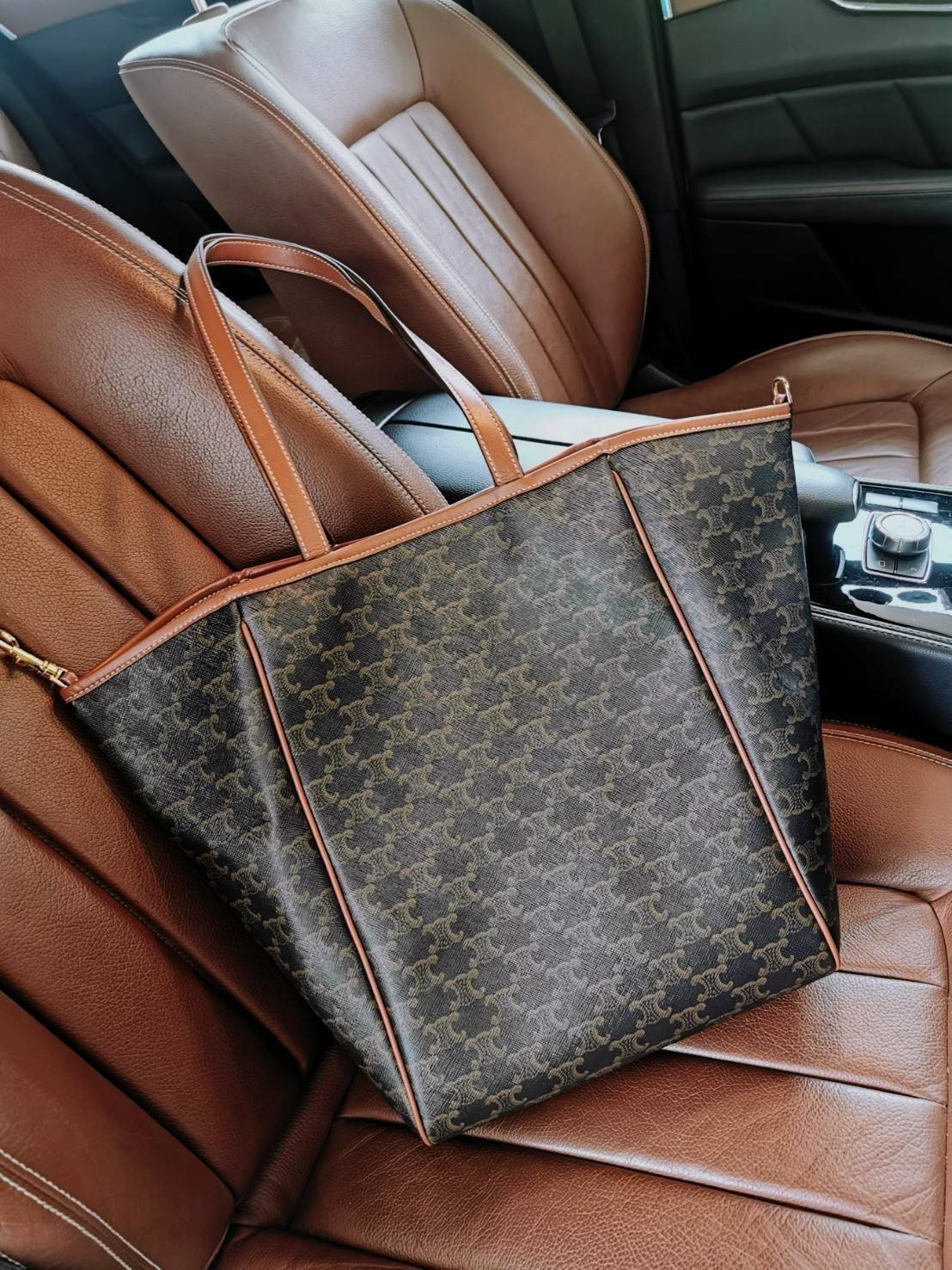 กลับมาตามคำเรียกร้อง! พร้อมส่งรุ่นหายากนะคะ!✴️ RARE ITEMS! NEW CELINE SHOPPING BAG VIP GIFT WITH PURCHASE (GWP) กระเป๋าสะพายพรีเมี่ยมกิ๊ฟ Limited จาก CELINE HAUTEPARFUME DUTY FREE วัสดุ TRIOMPHE CANVAS หนังสวยอยู่ทรงกันน้ำในดีไซน์ทรง TOTE สวยหรูคลา