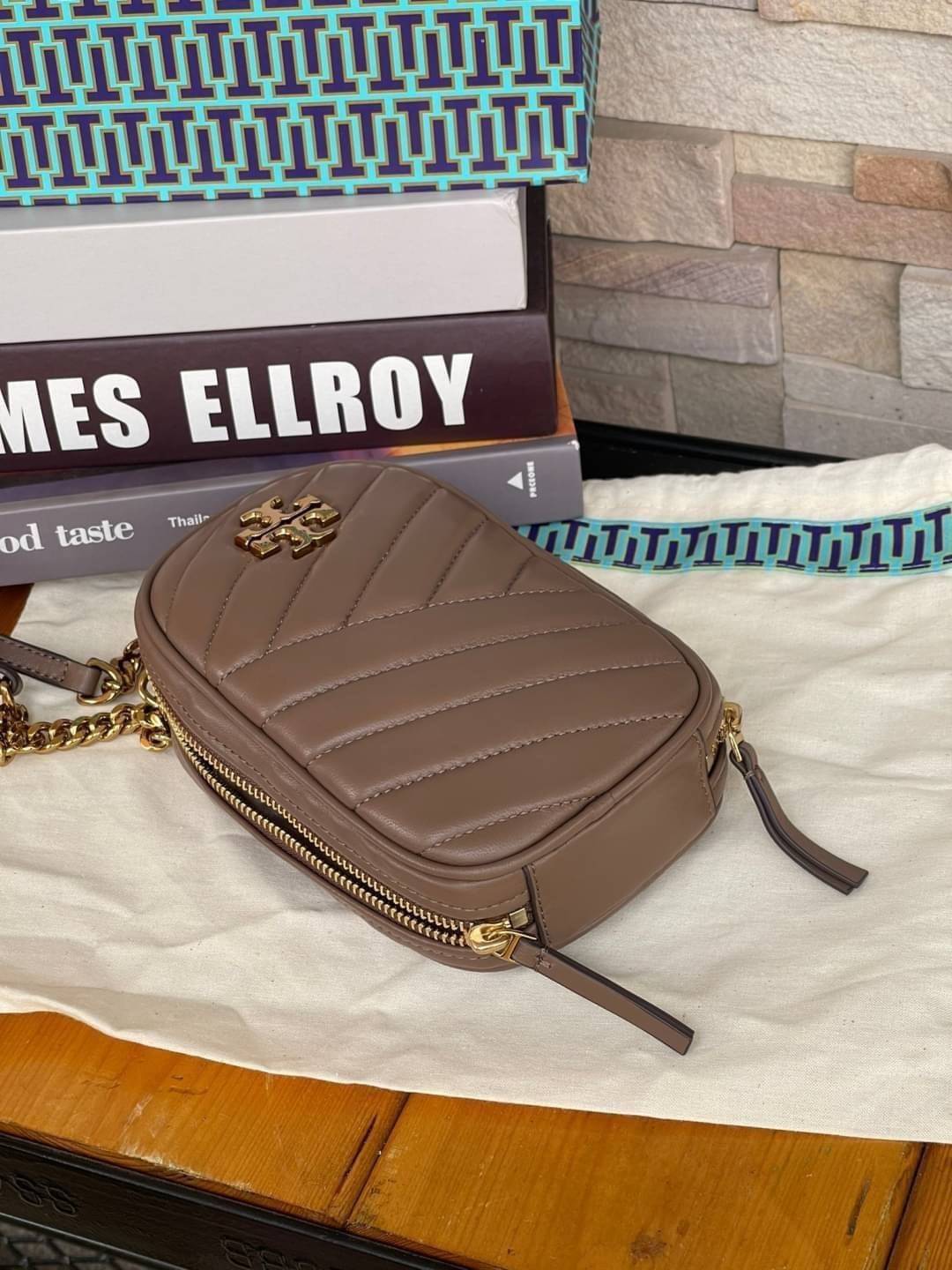 OUTTLET 】Tory burch kira chevron n/s crossbody bag กระเป๋าสำหรับใส่มือถือหรือของจุกจิกต่างๆ ได้กลายมาเป็นแฟชั่นสุดร้อนแรงแห่งปี คอลเลคชั่นนี้ออกมาเพื่อเอาใจสาวๆโดยเฉพาะ สีสันสุภาพเพื่อให้แมทช์กับสีสันของเสื้อผ้า ได้ง่าย ภายในยังสามารถแบ่งสันปันส่วนไว้สำหร