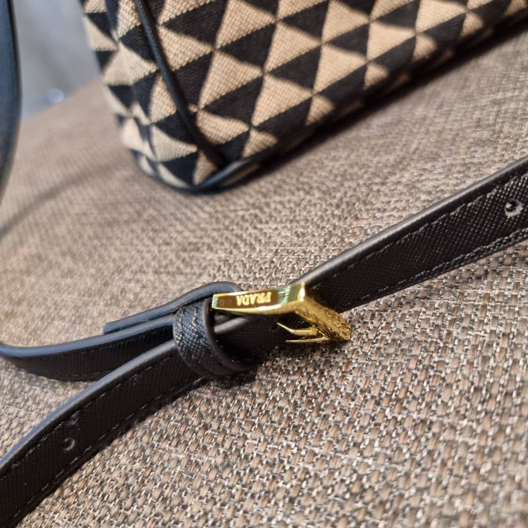 PRADA GALLERIA JACQUARD FABRIC BAG กระเป๋าถือ/สะพายดีไซน์ใหม่ ผ้า jacquard ถักทอเป็นลวดลายสวยคม โดดเด่นไม่ซ้ำใคร ด้านข้างมีกระดุม ติดเก็บทรงได้ ตัวกระเป๋าถูกแบ่งเป็นสัดส่วน เป็นช่องซิป 2 ด้าน และช่องกลางเก็บของอีกหนึ่ง มาพร้อมหูจับในตัว และสายครอสให้ เป็น