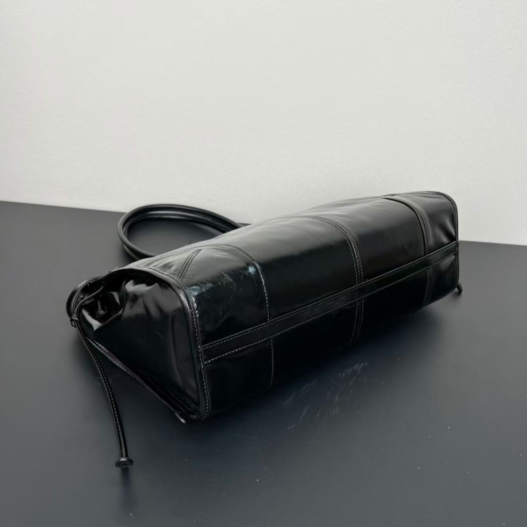 PRADA | Large leather handbag / Prada Tote bag กระเป๋าสะพายใบใหญ่ งานหนังเต็มใบ เกรดออริ สลับแท้ 1:1 ใช้งานต่างประเทศได้