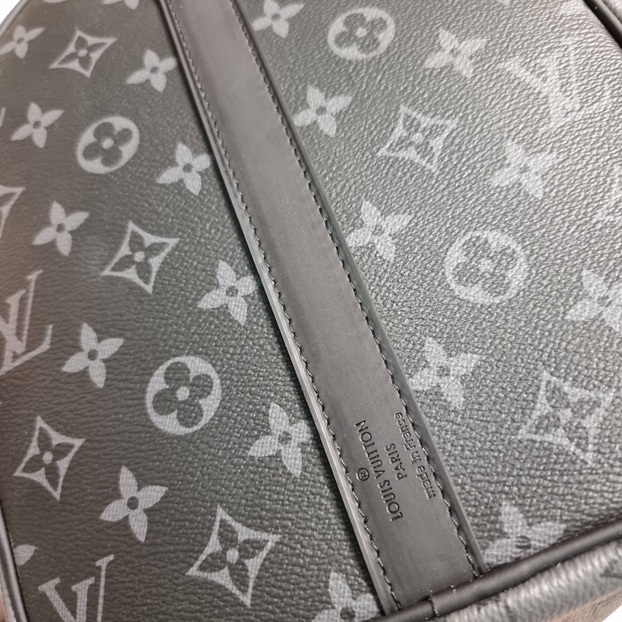 LV KEEPALL BANDOULIERE MONOGRAM ECLIPSE REVERSE กระเป๋าเดินทางสุดคลาสสิค ทึ่ใครๆก็เฝ้ารอ ไอเท็มที่จะทำให้การเดินทางไม่ธรรมดาอีกต่อไป ด้วยดีเทลความเป็นเอกลักษณ์ เรียบแต่หรู วัสดุหนังแคนวาสคุณภาพดี ลวดลายโมโนแกรม เปิด-ปิดด้วยซิปแน่นหนา มีกุญแจล็อคได้ มีสายส