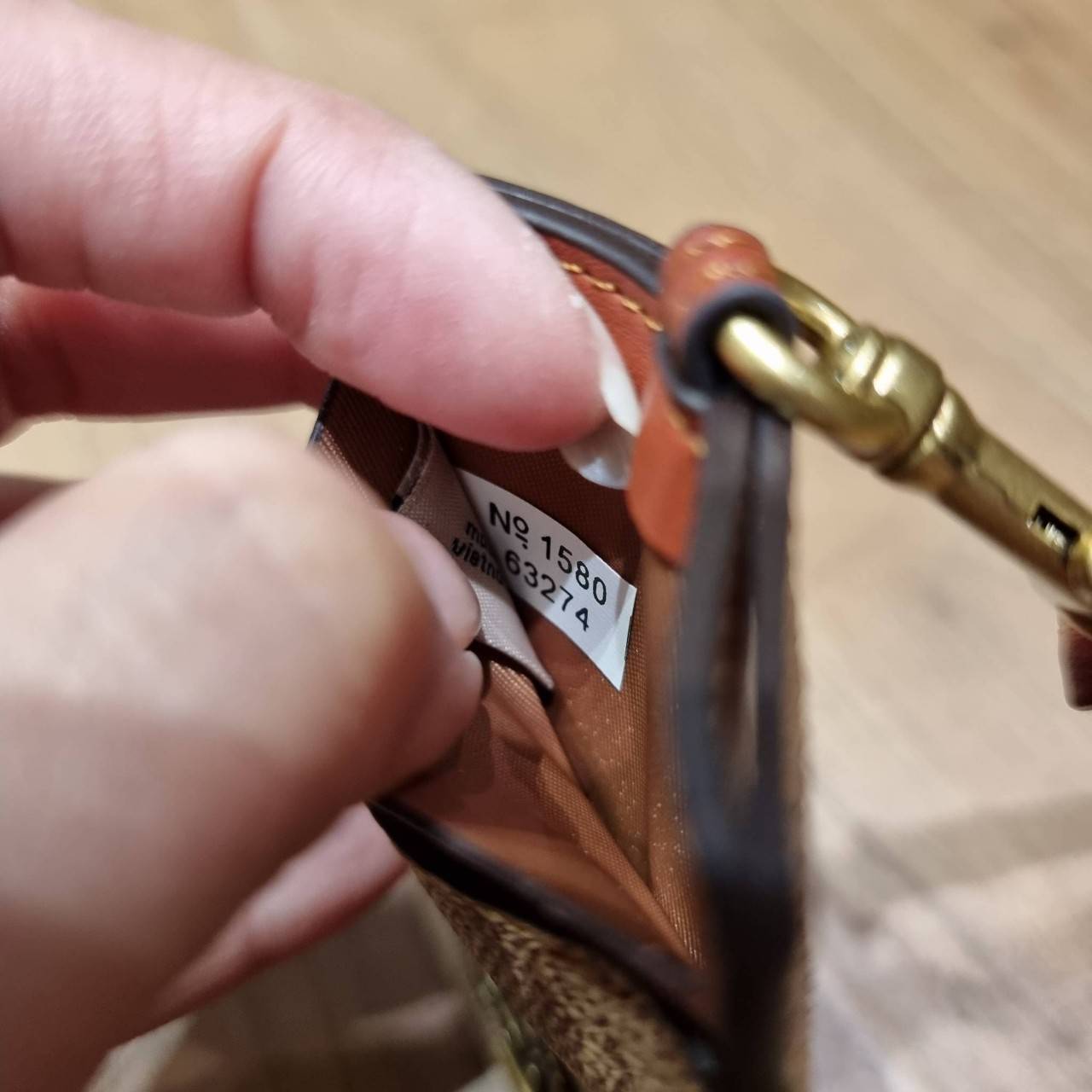 COACH ID LANYARD IN COLORBLOCK SIGNATURE CANVAS ง่ายๆแบบไม่ธรรมดา!! คลาสสิคแต่มีดีเทลโดดเด่น!! กระเป๋าถนอมบัตร พร้อมสายคล้องคอ ดีไซน์ลวดลายสวย ดูดีทุกแบบ ใช้งานง่าย พกพาสะดวก จะใส่บัตรพนักงาน บัตรเครดิต บัตรปชช. ใบขับขี่ และบัตรอื่นๆที่อยากจะใส่!! ตามใจไป