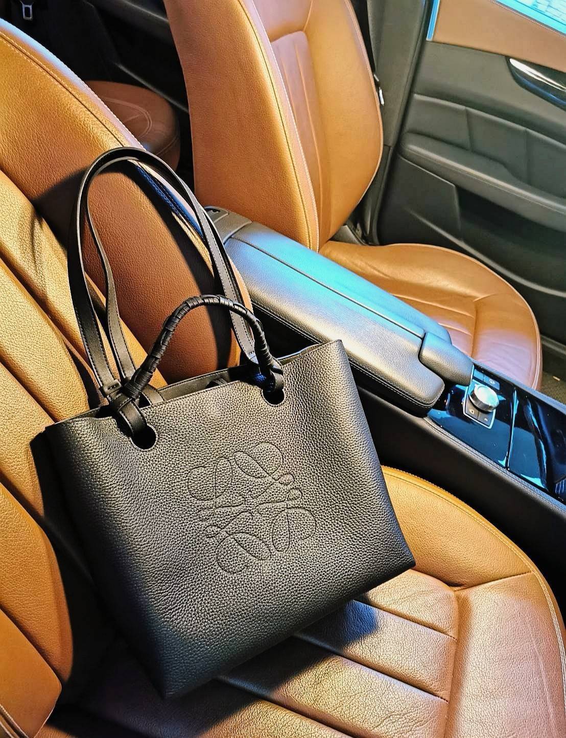 พร้อมส่งความสวย! Super Rare! ห้ามพลาด!✴️ LOEWE HANDLE & SHOULDER BAG VIP GIFT WITH PURCHASE (GWP) กระเป๋าหนังแท้พรีเมี่ยมกิ๊ฟ Limited จาก LOEWE PERFUME DUTYFREE รุ่น Rare items สุดๆวัสดุหนังแท้ Lambskin แบบนิ่มเทคเจอร์สวยดีไซน์สุดหรูคงเอกลักษณ์แบรน