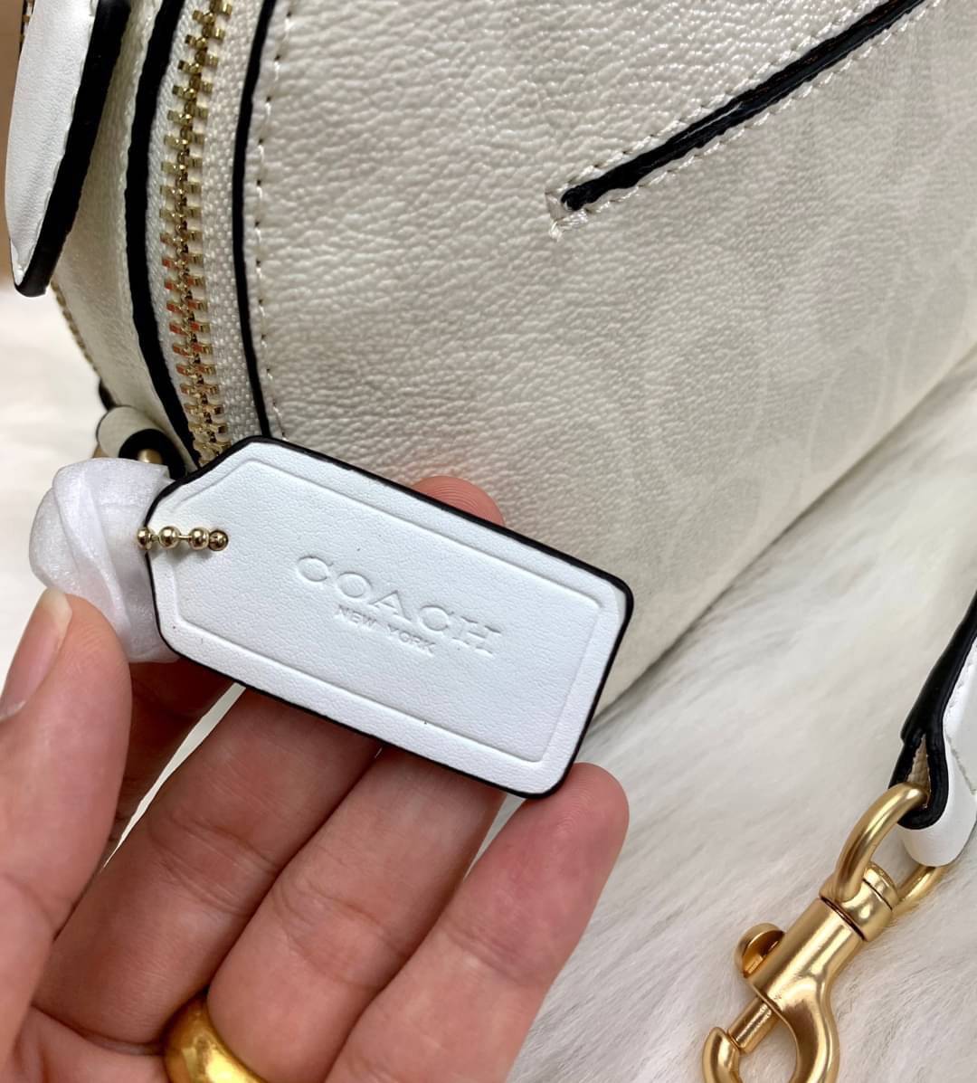 COACH SERENA SATCHEL CROSSBODY BAG กระเป๋าทรงโดมเล็ก น่ารัก แต่ใส่ของได้จุเลยทีเดียว!! มี2ช่องซิปหลัก ช่องค่อนข้างกว้าง สามารถใส่กระเป๋าเงินใบกลางได้;ของจำเป็นอื่นๆได้ครบเลยค่ะ มีช่องเล็กให้ใส่ของจุกจิก ด้านหลังมีช่องเล็กให้อีกช่องค่ะ พร้อมสายยาวถอดออกได้