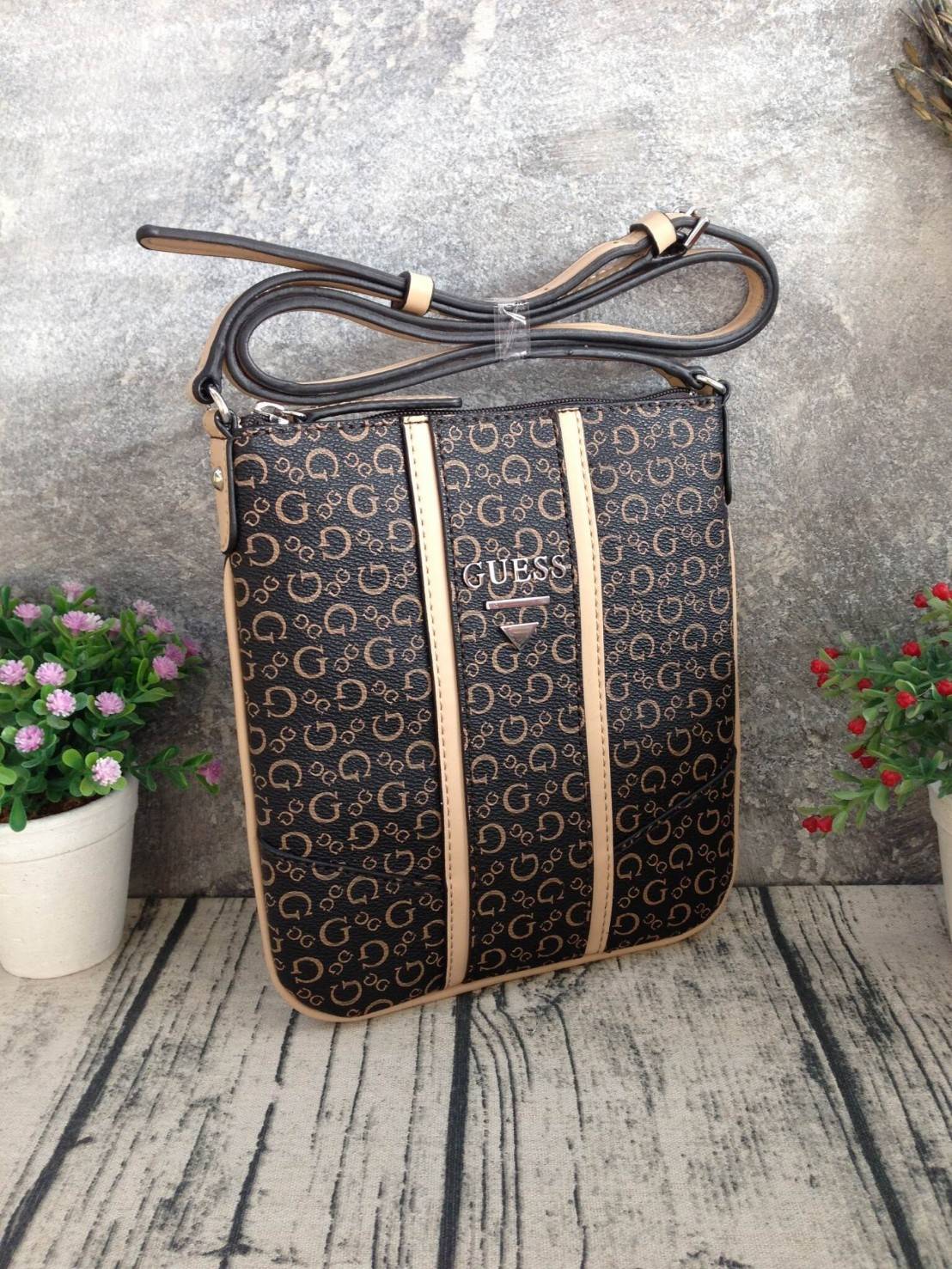 GUESS CROSSBODY กระเป๋าสะพายข้าง ผู้หญิงหรือผู้ชาย สามารถใช้ได้ค่ะ วัสดุหนังแกะสังเคราะห์พิมพ์ลายแบรนด์ ด้านหน้าประดับโลโก้แบรนด์มีเงิน เปิดปิดด้วยซิป น้ำหนักเบา ด้านในบุผ้าพิมพ์ลายเฉพาะของแบรนด์ มีช่องซิปด้านในอีก 1 ช่องค่ะ