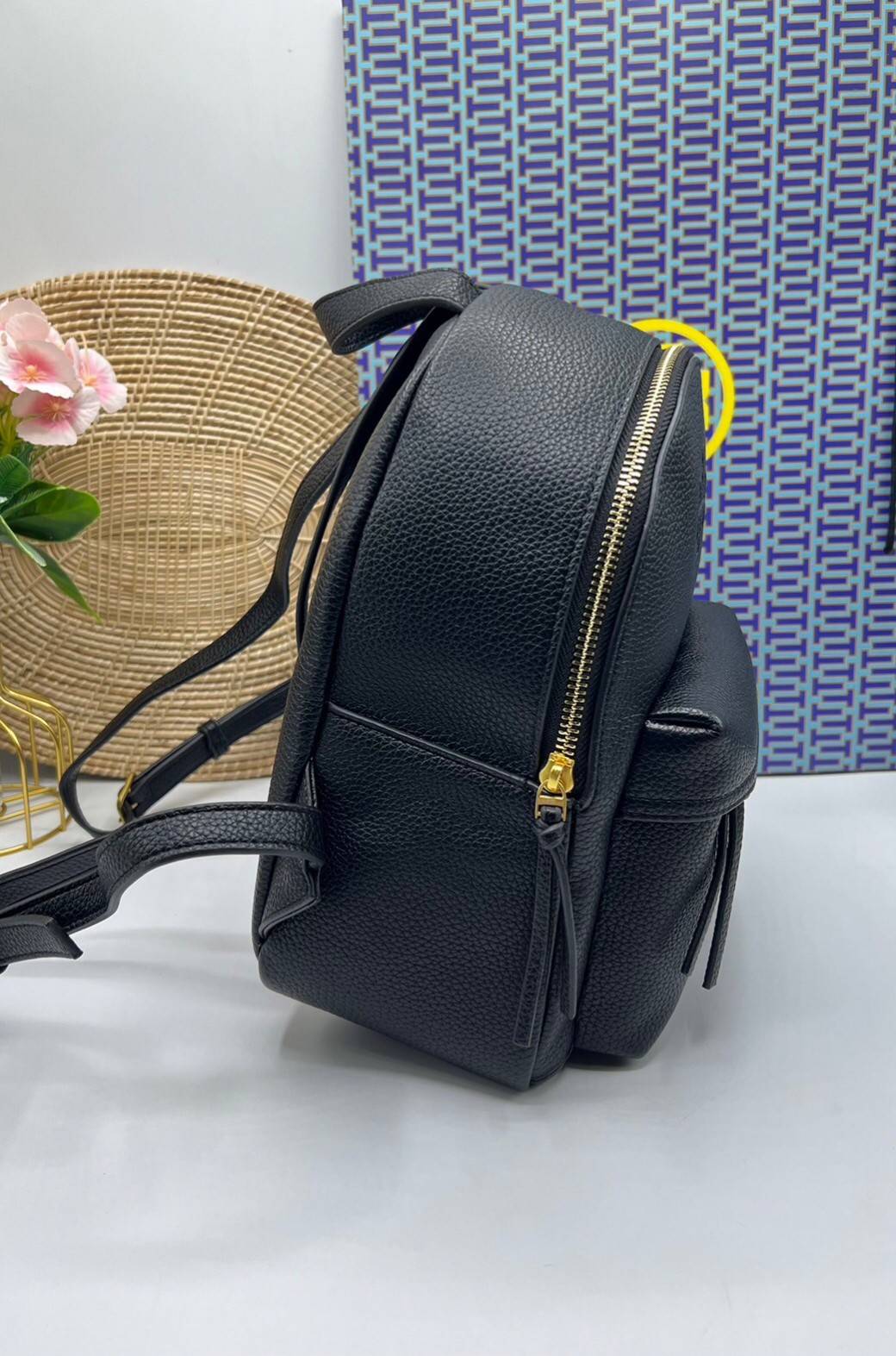 ory Burch Thea Mini Backpack คอลเลคชั่นใหม่ กระเป๋าเป้ไซส์มินิน่ารัก งานหนังเต็มใบสีดำสุดคลาสสิก ไอเท็มเด็ดที่ใครๆก็ต่างรอคอย!! ภายในเป็นช่องโล่ง ใส่ของสำคัญได้สบายๆ สายสะพายสามารถปรับได้ ใบนี้คุ้มค่าราคามากๆ