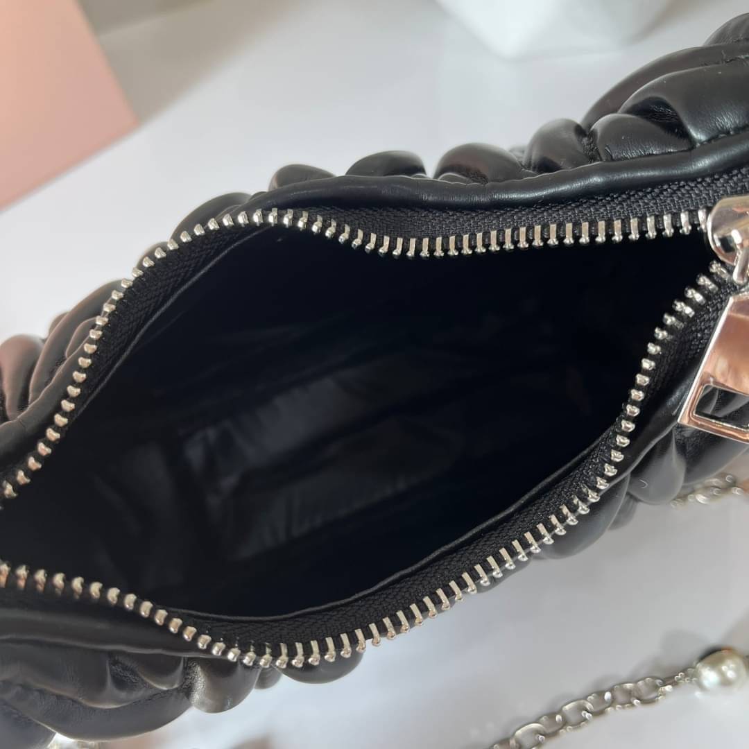 MIU MIU matelasse nappa leather shoulder bag กระเป๋าสะพายข้าง สายสะพายประดับไข่มุกและคริสตัล ให้ความละมุม ลุคคุณหนูน่ารักสุดๆคะ