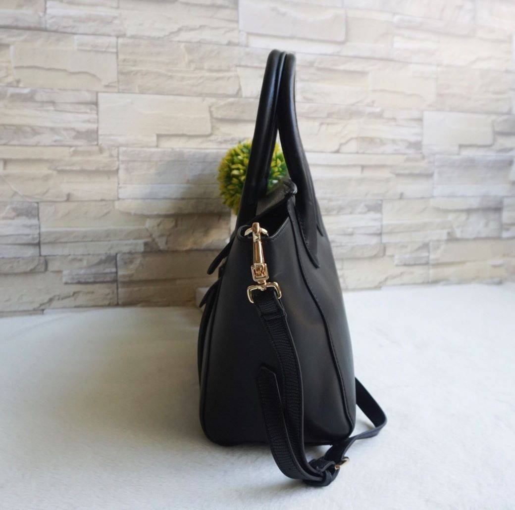 CHARLES & KEITH OVERSIZED TOP HANDLE BAG (Black) กระเป๋าถือใบใหญ่หนังเรียบสวยหรู กระเป๋าถือพร้อมสายสะพายไหล่ ปรับสายได้ค่ะ ด้านหน้ามีช่องเก็บของออกแบบเหมือนเข็มขัด เปิดปิดกระเป๋าด้วยกระดุมแม่เหล็ก อะไหล่สีทอง มีหมุดรองฐานกระเป๋า ด้านในมีช่องซิป 1 ช่อง