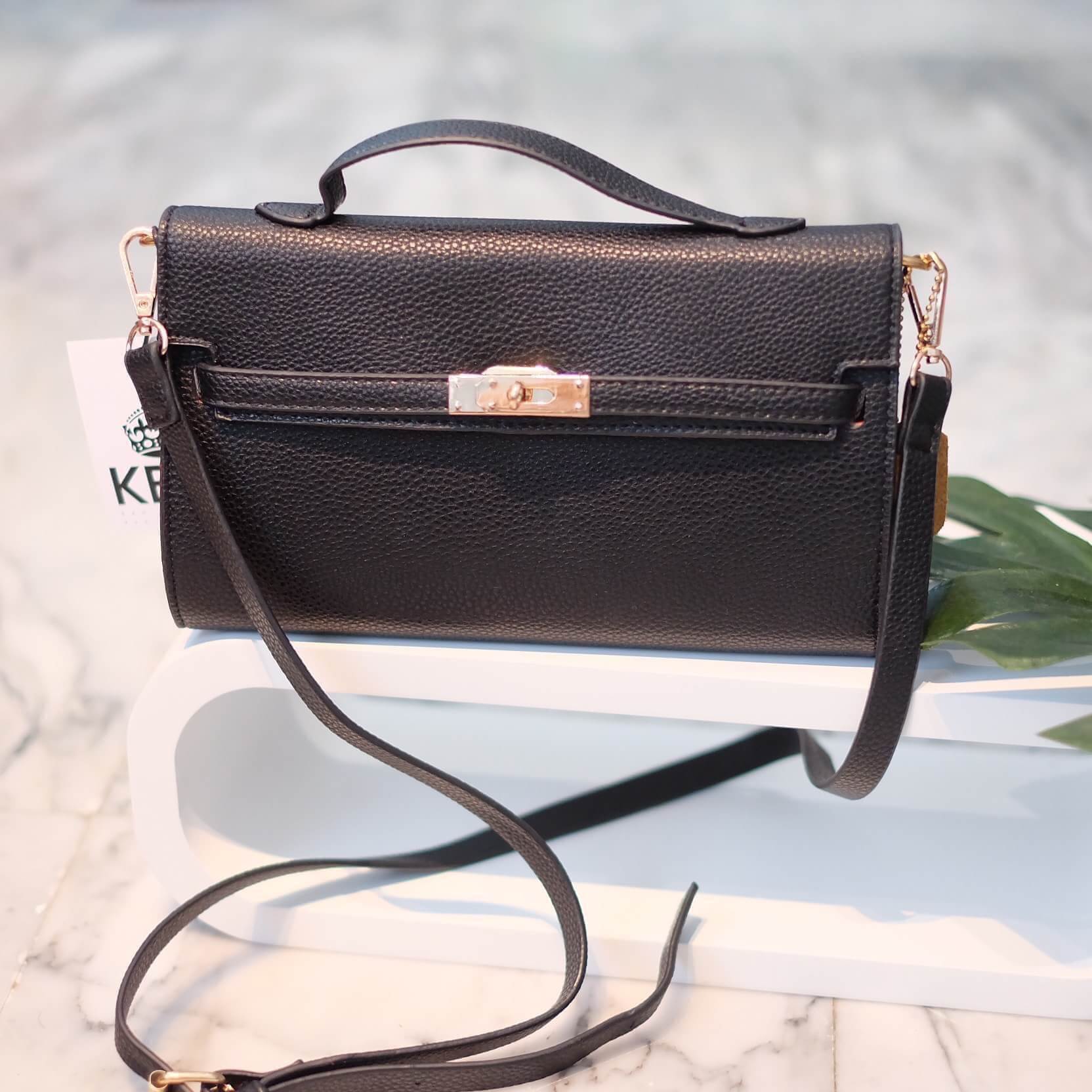 New arrival! KEEP Tina shoulder leather bag กระเป๋าสะพายข้าง หนังสวยผิวสัมผัสคล้ายหนังแท้ ขนาดกะทักรัด ภายในสีแดงมีช่องใส่ของจุกจิกถึง 4 ช่องใหญ่ และช่องใส่บัตรอีก 4 ช่อง สามารถ สะพายข้างหรือ cross body ได้ จุดเด่นน้ำหนักเบา ผิวเนื้อ matte สี classic มากค