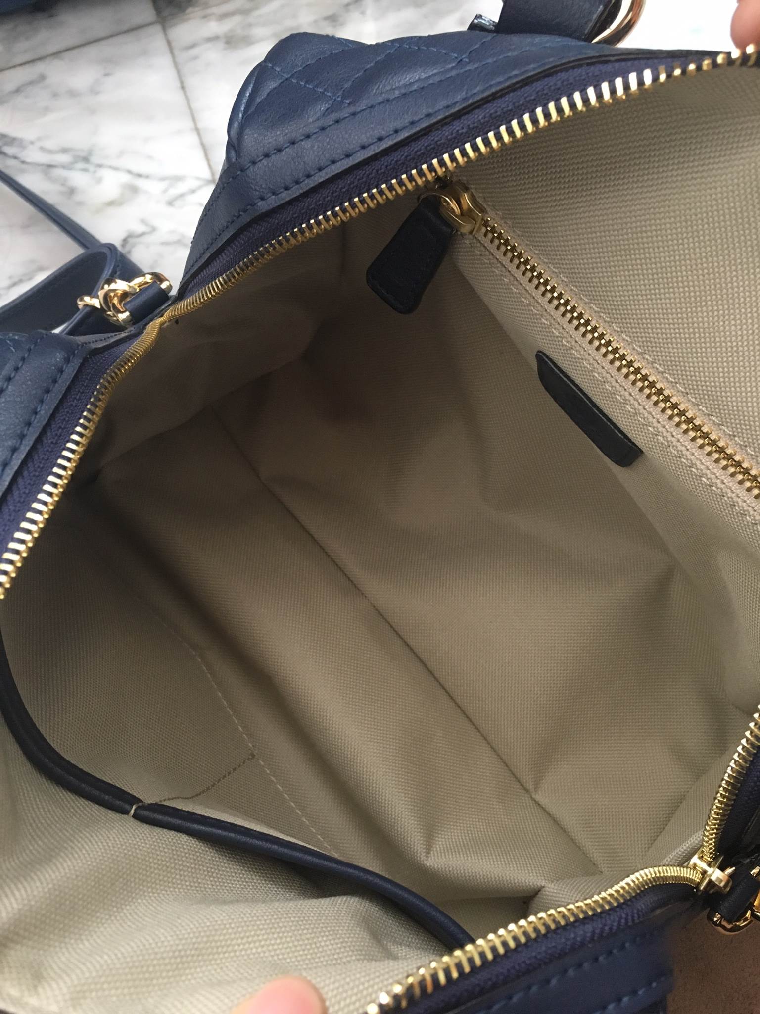 รุ่นขายดี ขนาด มินิ หนังแกะสังเคราะห์สวยมากคะ สีเข้าใหม่ >> สี navy blue รุ่น KEEP quited leather Pillow bag สวย น่ารัก ขนาดตอบทุกโจทย์การใช้งาน เห็นแล้ว หลงรักเลยคะ ตัวกระเป๋าขนาดกำลังดี จุของคุ้ม หนังแกะ สวยมาก ดูแลรักษา ตกแต่งด้วยผ้าพันหูกระเป๋า 