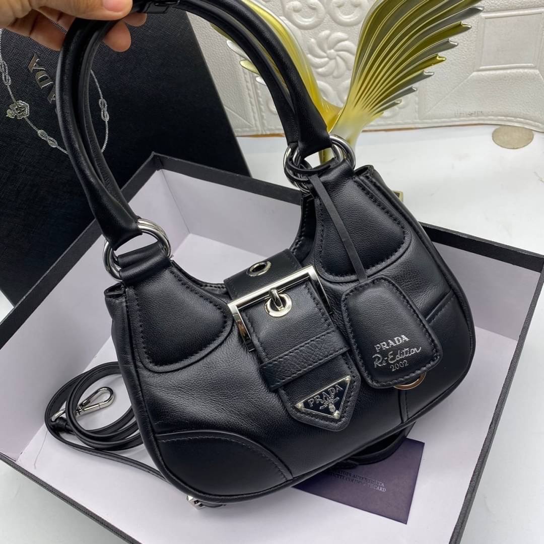 Prada Moon padded nappa-leather bag / PRADA LEATHER HANDBAG พร้อมส่งที่ไทย กระเป๋าสะพาย คอลที่ใครๆ เห็นก็ต้องรัก ขนาดกำลังน่ารัก ดีไซน์สวยดูแพง ด้วยวัสดุที่มีคุณภาพหนัง nappa สัมผัสดีงาม **สินค้าเกรดท็อปออริจินอล 1:1 สลับแท้
