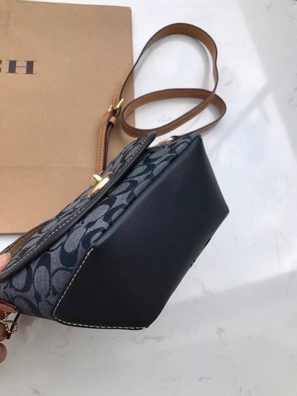 คอลเลคชั่นใหม่ ทั้งสวยทั้งคุณภาพค่ะ COACH KARLEE CROSSBODY BAG พร้อมส่ง ได้ไปไม่ผิดหวังแน่นอนค่ะ! สวยๆแบบคนดังระดับโลกกันค่าา กระเป๋าสะพายแบบครอสบอดี้ร์ หนังแท้นิ่มสวยงามมากๆค่ะ รูปทรงน่ารักกระทัดรัด เปิดปิดกระเป๋าแบบหมุนล็อค ภายในสามารถ