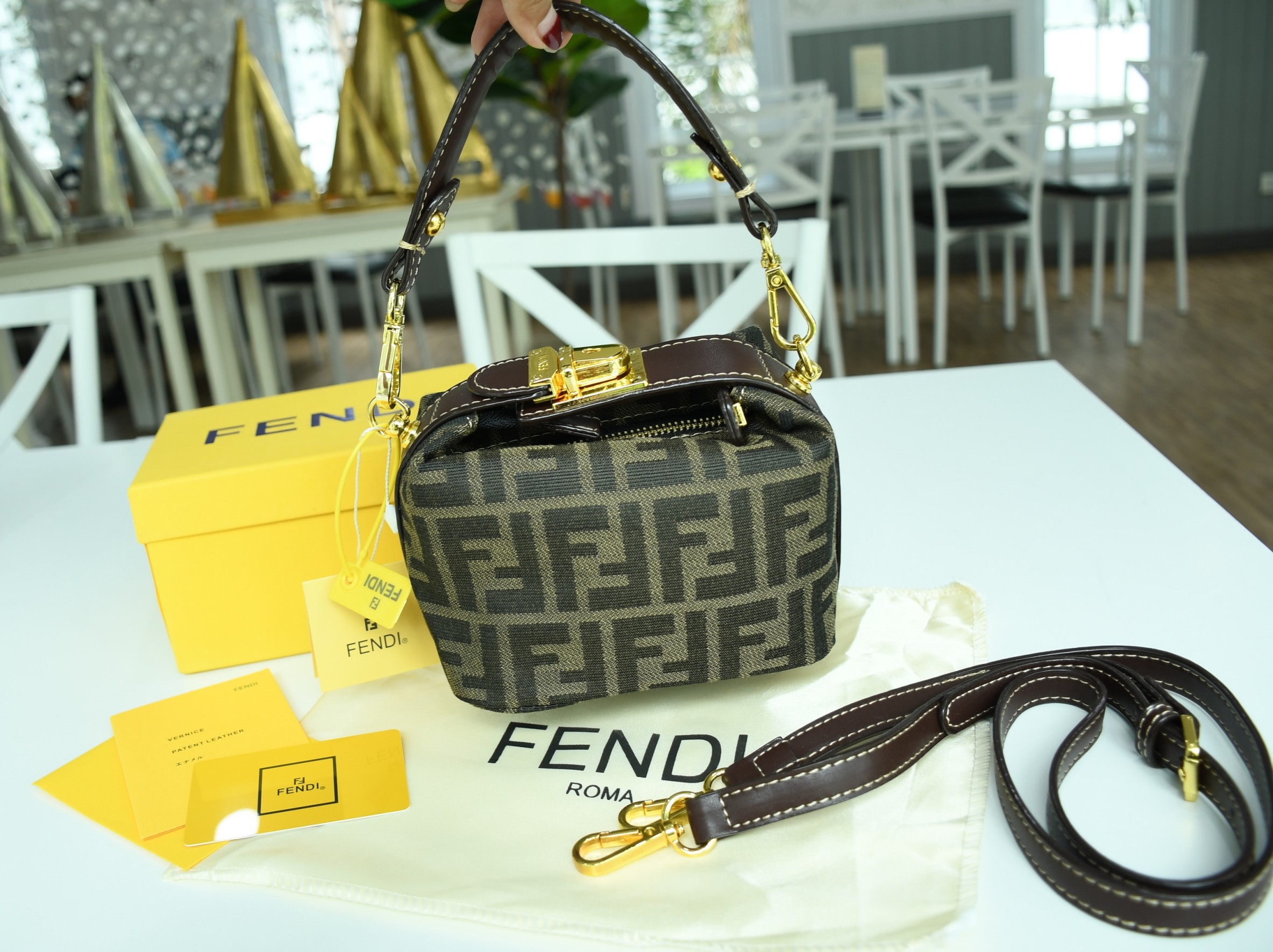 Fendi Tobacco Monogram FF Logo Zucca Buckle Belt Boston Mini Bag Brow Canvas Satchel กระเป๋าสะพายข้าง size mini สุดฮิต วัสดุ canvas จุของได้เยอะ ใส่iphone+ ได้ เปิดปิดด้วยซิป น่ารักมากกก ห้ามพลาดเลยค่ะใบนี้แนะนำสุดๆ มีสายสั้น+สายสะพายไหล่ ปรับสายได้