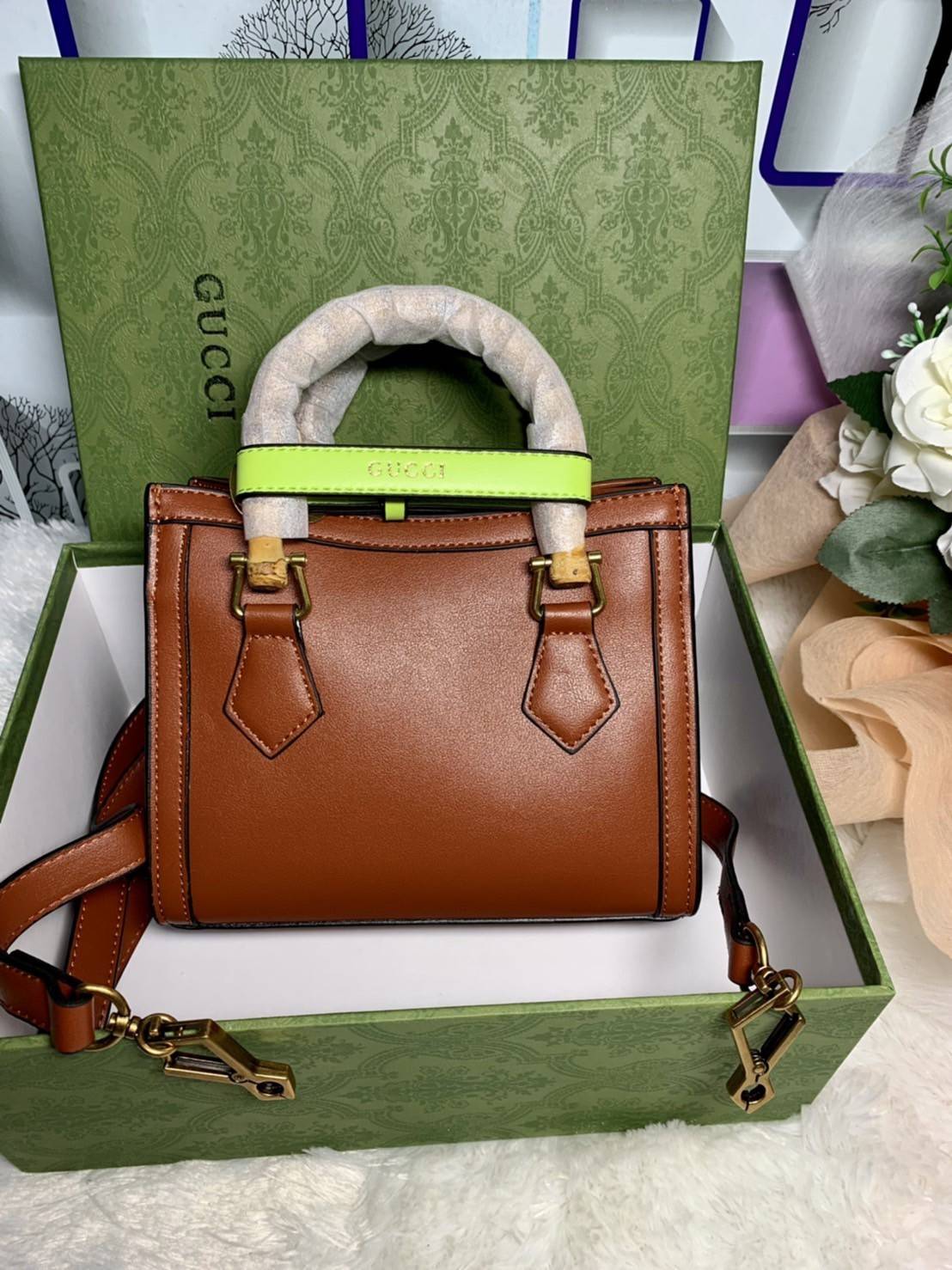 กระเป๋า GUCCI สไตล์งานหูไม้ไผ่ Size mimi รุ่น Gucci Diana Bag กระเป๋าสุดคลาสสิกดีไซน์มาใหม่พร้อมเข็ดขัดหนังสีสะท้อนแสงประดับตรงหูกระเป๋า กระเป๋าทรง tote วัสดุหนังแท้ (calfskin) อะไหล่ทอง ขนาดกำลังดี งานสวยตั้งอยู่ทรง มีสายสะพายยาว 1เส้น สามารถปรับระดับได้