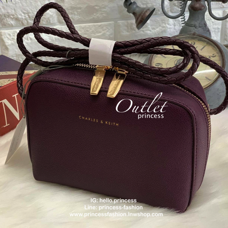 CHARLES & KEITH METAL PUSH LOCK CROSSBODY BAG รุ่นฮิตขายดีมีมาพร้อมส่งแล้วจ้า กับกระเ๋าสะพายไซส์น่ารัก วางอยู่ทรง เปิดปิดด้วย ตัวล็อกด้านหน้า ด้านในแบ่งเป็น 2 ช่องมีช่องซิปตรงกลาง จุของได้เยอะพอควรเลยค่ะ ใส่ iPhone plus ได้สบายๆ และของจุกจิกที่จำเป็น รุ่น
