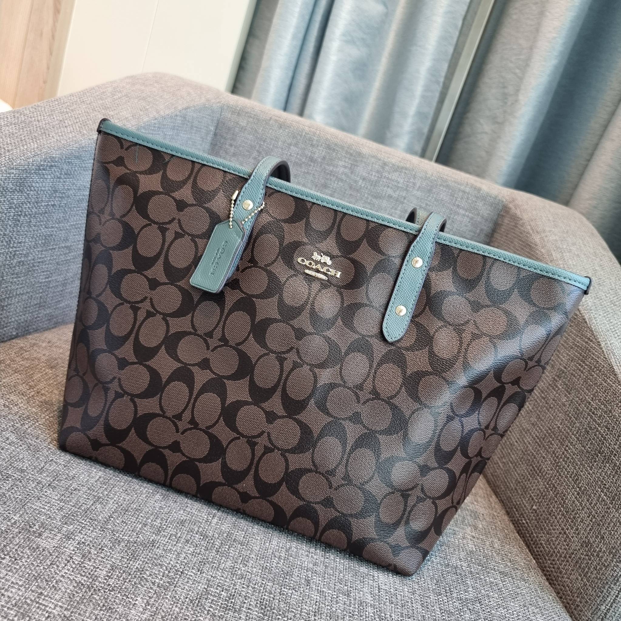 OUTLET 】COACH F58292 CITY ZIP TOTE IN SIGNATURE 16" รุ่นขายดี!! ไซส์ใหญ่ สีสวยมาให้แบบจัดเต็ม!! กระเป๋าถือทรงโท้ทใบใหญ่ สวยน่าใช้ทุกสี สะพายคล้องไหล่ได้เก๋ๆ จุของแน่นๆไปเลยจ้า!! วัสดุหนังแคนวาสคุณภาพ ปากกระเป๋าเปิด-ปิดด้วยซิป กันของหล่นได้ ถือไปไหนก็