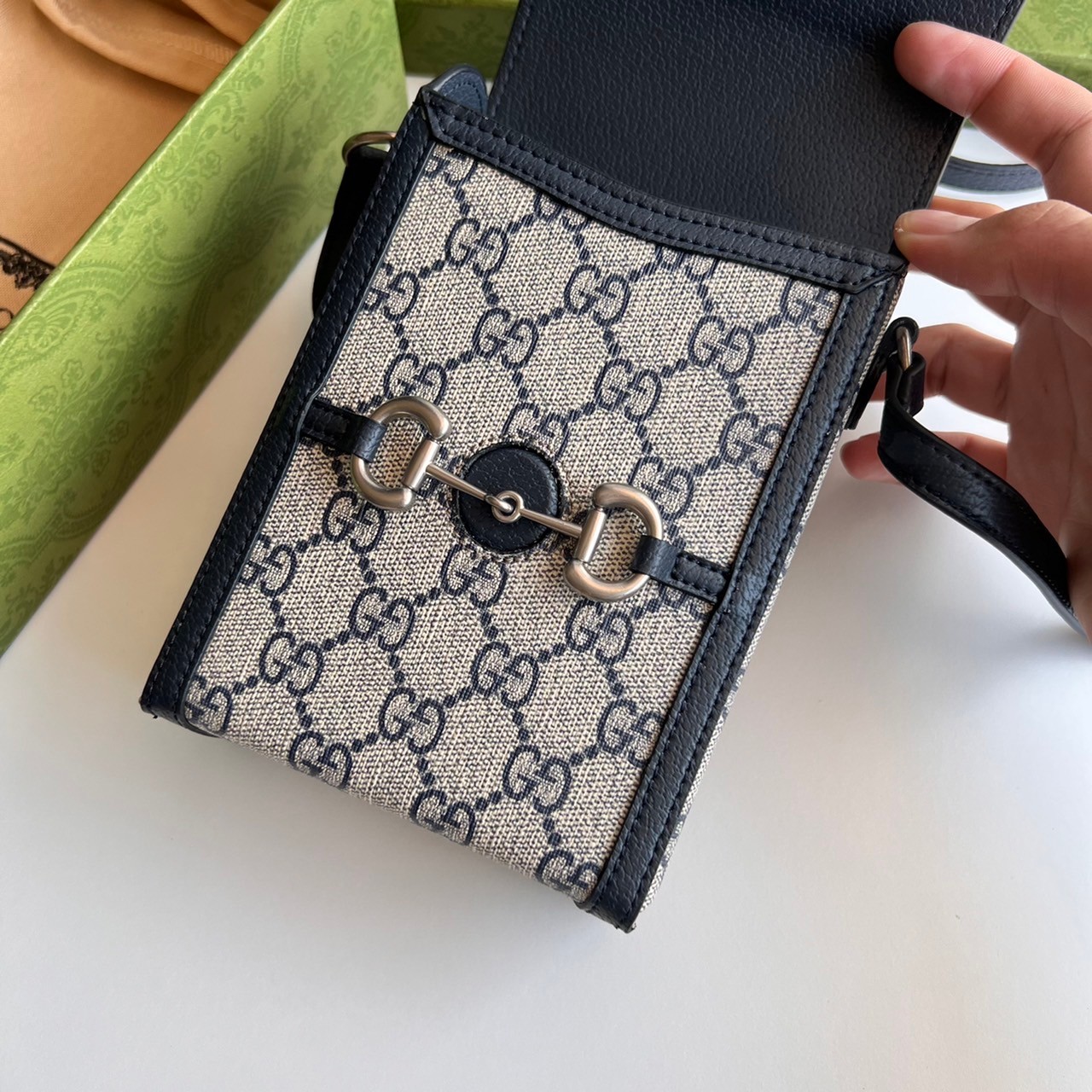 Gucci Horsebit 1955 mini bag / Gucci Phone Bag ออริจินอล รุ่นยอดฮิต ไซส์มินิ ที่ใครๆก็ต้องรู้จัก!! กับกระเป๋าขนาดมินิในรูปแบบผ้าแจ็คการ์ดสีขาวงาช้างและน้ำเงิน ได้รับแรงบันดาลใจมาจากดีไซน์ดั้งเดิม ซึ่งแอคเซสเซอรี่นี้โดดเด่นด้วยรายละเอียดดั้งเดิมที่ทันสมัยโ