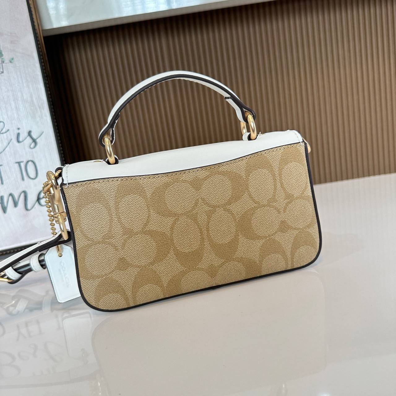 Coach Mini Josie Top Handle Crossbody In Blocked Signature Canvas (cc340) ใหม่ล่าสุด กระเป๋าสะพายหรือถือใบเล็กกระทัดรัด วัสดุหนังตัดขอบหนังแท้ ภายในช่องโล่งกว้างสามารถใส่โทรศัพท์ iPhonePro max ได้ มีช่องใส่บัตรเครดิต 2 ช่อง เปิดปิดด้วนกระดุมแป๊ก ซับในผ้า 