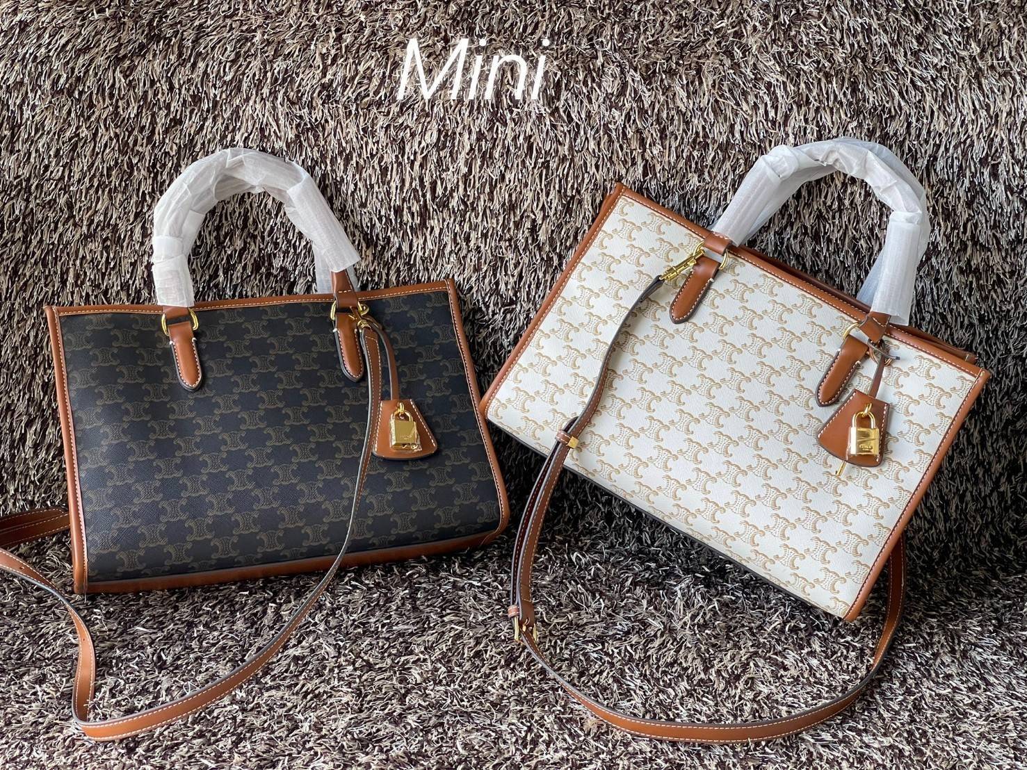 Celine Horizontal Cabas In Triomphe Canvas / Celine tote bag สายชอบพกของเยอะ ต้องหยิบของในกระเป๋าบ่อย รุ่นนี้ก็เป็นอีกตัวเลือกที่น่าสนใจค่ะ เพราะนอกจากจะจุของได้เยอะแล้วดีไซน์ยังเรียบสวยมีกลิ่นอายความวินเทจ อีกทั้งขนาดกระเป๋าใหญ่กำลังดีไม่เกะกะ เคลื่อนไหว