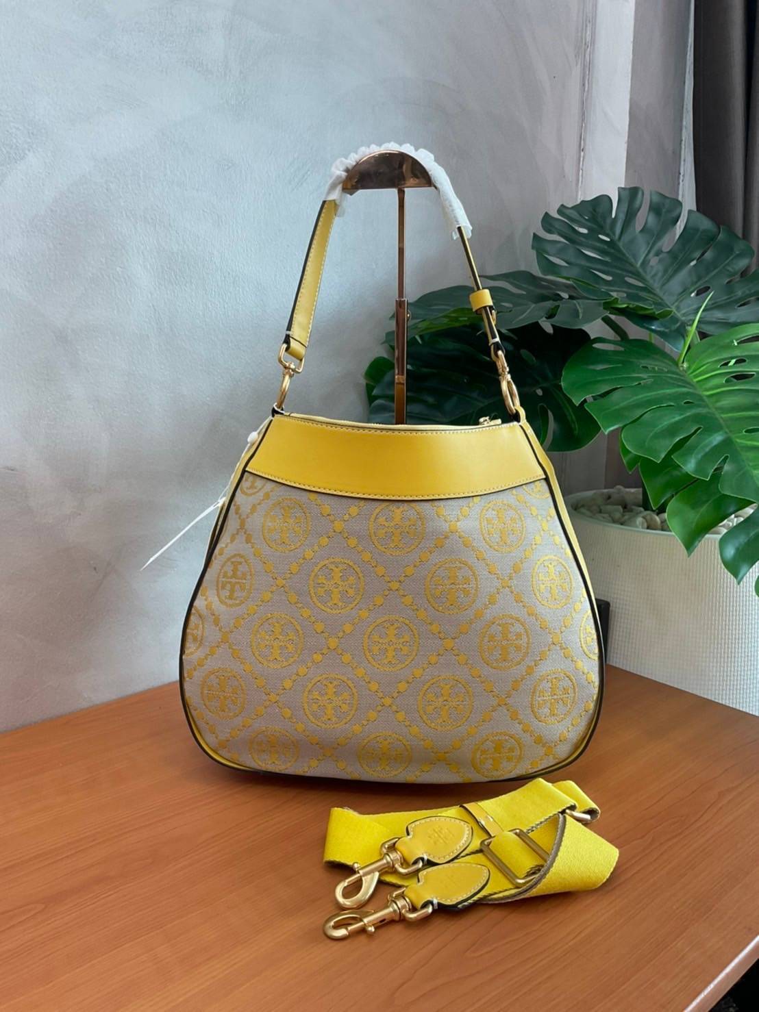 Tory burch t monogram jacquard drawstring hobo New Collection 2021 กระเป๋าถือและสะพายข้าง Monogram จาก tory burch ทำจากผ้าใบ jacquard ตัดด้วยหนังวัวแท้