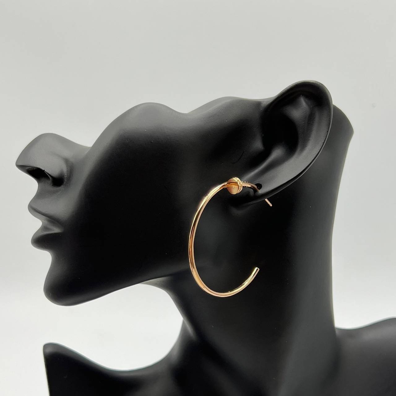 Cartier JUSTE UN CLOU EARRINGS ต่างหูตะปูคาเทียร์ ห่วงใหญ่หัวเพชร เกรดออริจินิล ปั้มทุกจุด วัสดุคุณภาพดี ไม่ลอกไม่ดำ พร้อมกล่องหนาตามแบบปั้มลายแบรนด์ ภาพสินค้าถ่ายจากงานขายจริง ใช้งานต่างประเทศได้