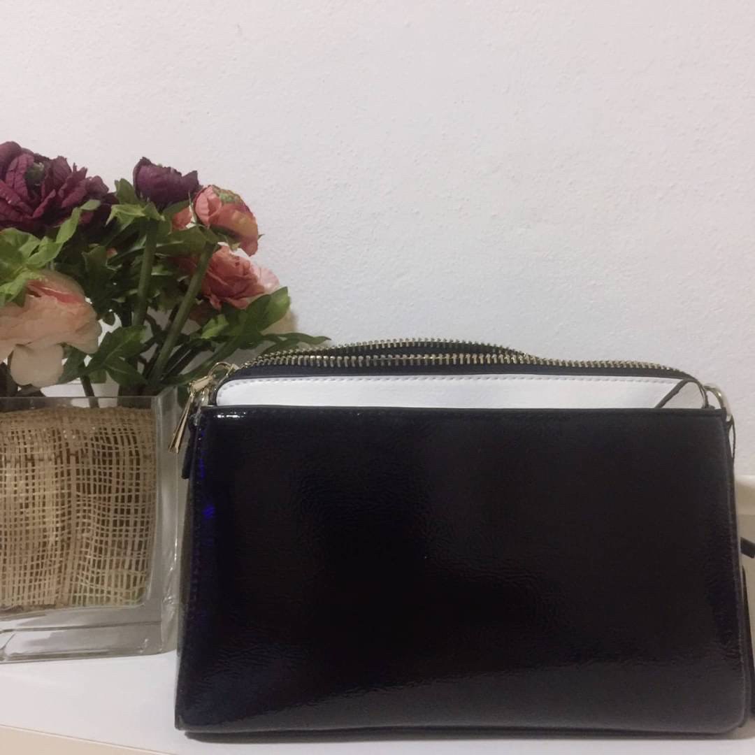 ของแท้ 💯% Guess maddy girlfriend crossbody กระเป๋าสะพายรุ่นใหม่ล่าสุดจาก Guess factory วัสดุ PU คุณภาพดีนิ่ม น้ำหนักเบา ด้านหน้าประดับด้วยโลโก้แบรนด์สวยโดดเด่น