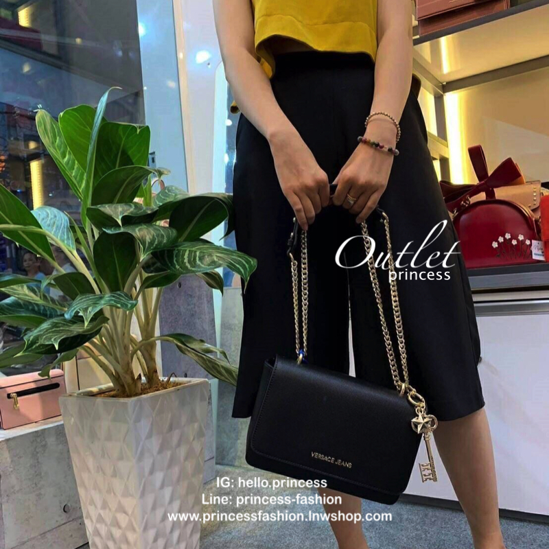 VERSACE JEANS BAG กระเป๋าสะพายจากแบรนด์ดัง วัสดุ Saffiano PVC คุณภาพดี นิ่ม น้ำหนักเบา ด้านหน้าประดับด้วยโลโก้แบรนด์สุดหรู เปิดปิดกระเป๋าแบบกระดุมแม่เหล็ก ด้านในโล่งกว้างมีช่องซิปและช่องเล็กสำหรับใส่ของ ซับในลายแบรนด์ สายสะพายโซ่สลับหนังรุ่นนี้สามารถสะพาย