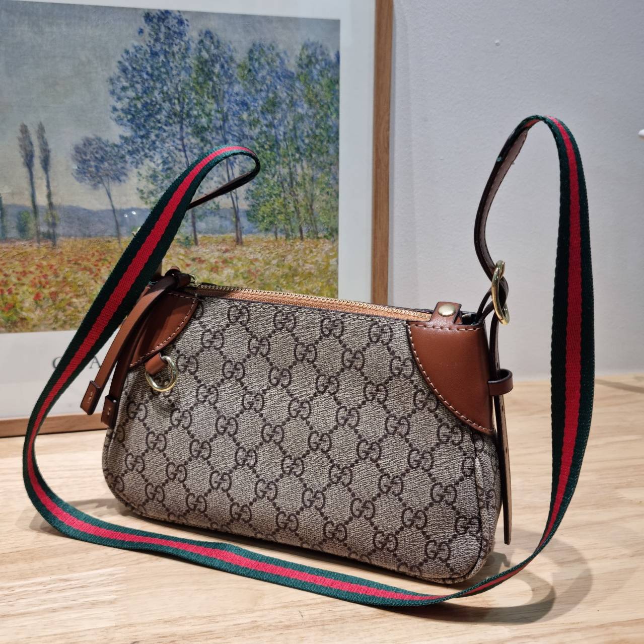 GUCCI GG emblem small shoulder bag กระเป๋าสะพายทรงพอช ขนาดน่ารักมากๆ ทรงสวยคลาสสิค เทรนด์กระเป๋าปุ๊กปิ๊กมาแรงมาก