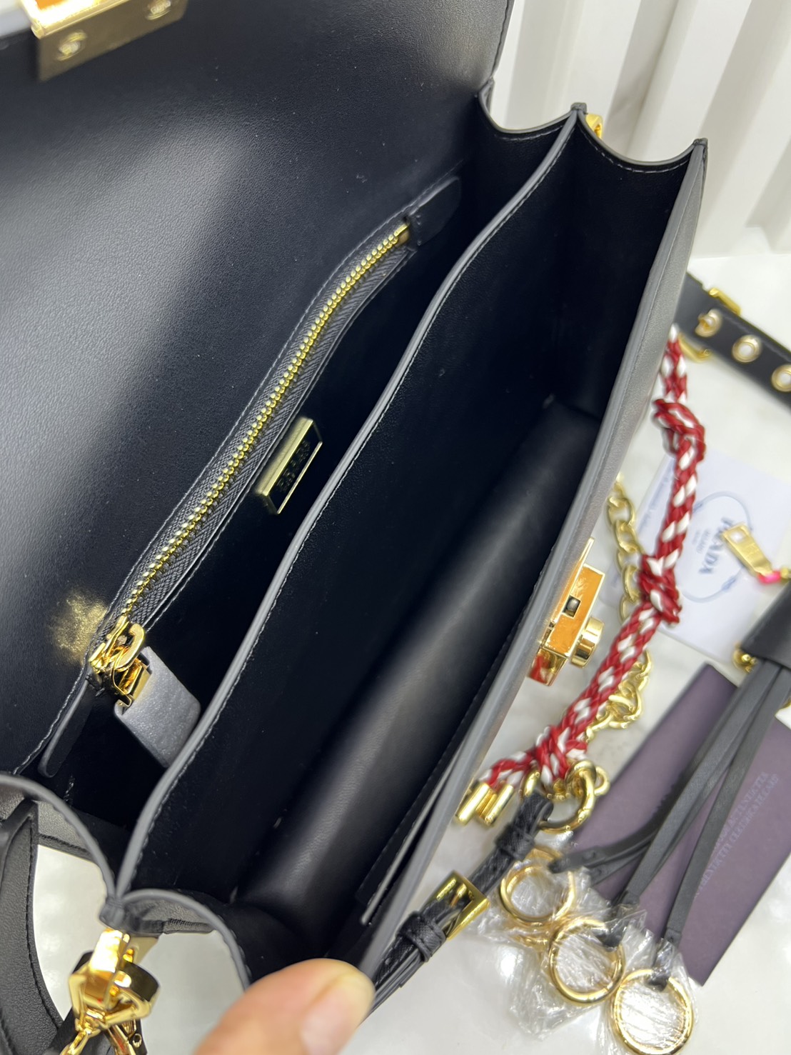 ORI หนังแท้ | 22cm Prada Soft Sound small leather shoulder bag with charms กระเป๋าสะพายทรงกล่อง รุ่นใหม่ล่าสุด มาแรงแบบเกินต้าน ด้วยดีไซน์เรียบ แต่มีกิมมิคเท่ห์ๆ ที่สายและพวงห้อยหลากสีสุดคิวท์