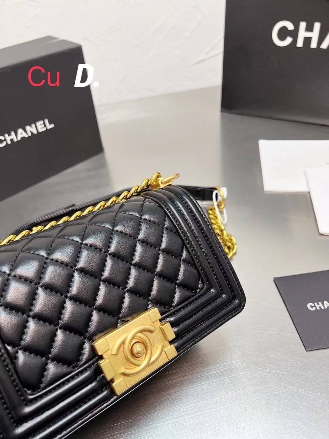 CHANEL BOY 8" กระเป๋าสะพายทรงคลาสสิค มีงานหนังเรียบ และหนังคาเวียร์ อะไหล่เงิน/ทอง ตามรูป สวยหรูมาแต่ไกล สามารถสะพายออกงานได้หลายโอกาส สวยงามไม่ผิดหวังค่ะ