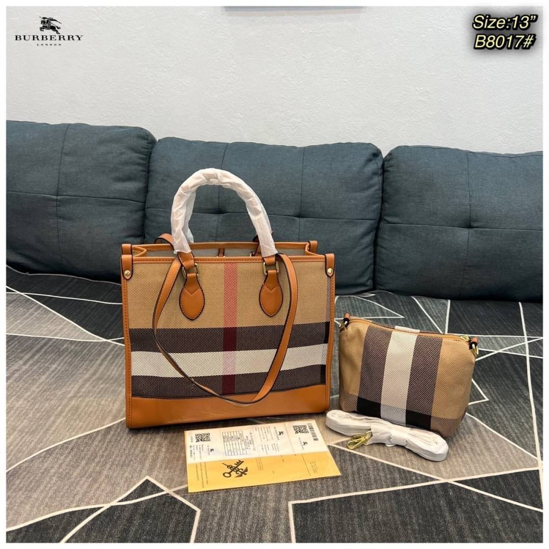BURBERRY TOTE VINTAGE BAG / Burberry Crossbody Bag กระเป๋าสะพายทรงโท้ทลายวินเทจ สวยคลาสสิก จุของได้เยอะมาก มาพร้อมใบเล็ก รุ่น unisex ใช้ได้ทั้งชาย/หญิง โทนสีใช้งานง่าย หลายโอกาส วัสดุหนังและ Canvas อย่างดี สวยอยู่ทรง ภายในโล่งกว้าง ไอเท็มแนะนำ Must Have! 