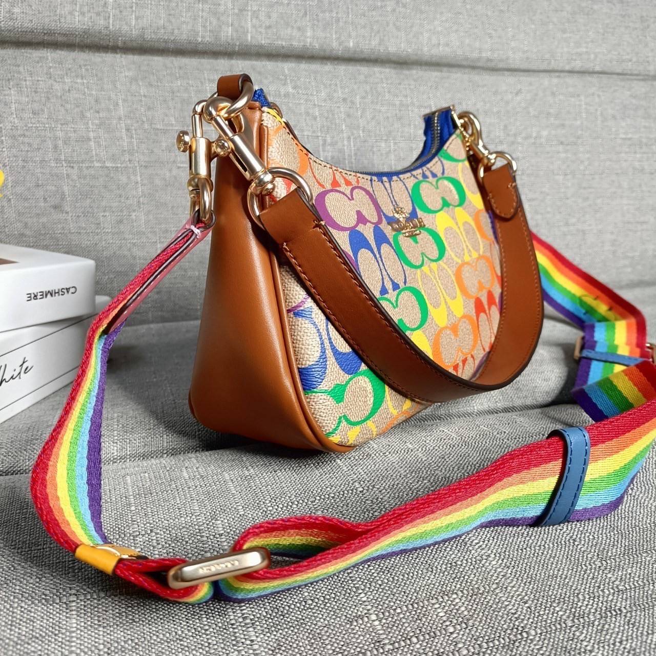 พร้อมส่งครบสี สวยทุกสีเลยค่า😘 ((CA173//CA209//CA548)) COACH TERI SHOULDER BAG 🔹กระเป๋าทรงพอช ในรูปแบบหนังแท้ หนังนิ่มสวยมากค่ะ