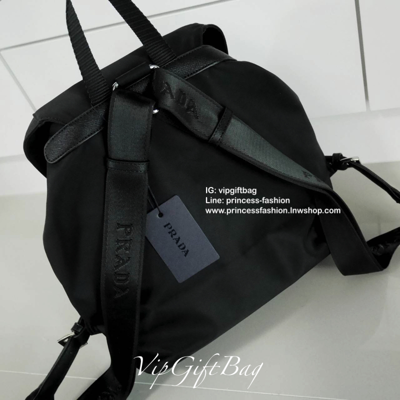 ล็อตใหม่ รุ่นแนะนำค้าา♡ กระเป๋าเป้ทรงสวย Prada Nylon Backpack With Pocket วัสดุผ้าไนล่อน กันน้ำเนื้อหนาอย่างดี ใบนี้ ดีไซต์สวยเก๋ เป้แบบหูรูด ทรงสวยน่ารัก #อะไหล่เงิน เปิดปิดด้วยกระดุมแม่เหล็ก เข็มขัดปรับได้ ด้านหน้ามีกระเป๋าอีก 2 กระเป๋าเปิดปิดด้ว