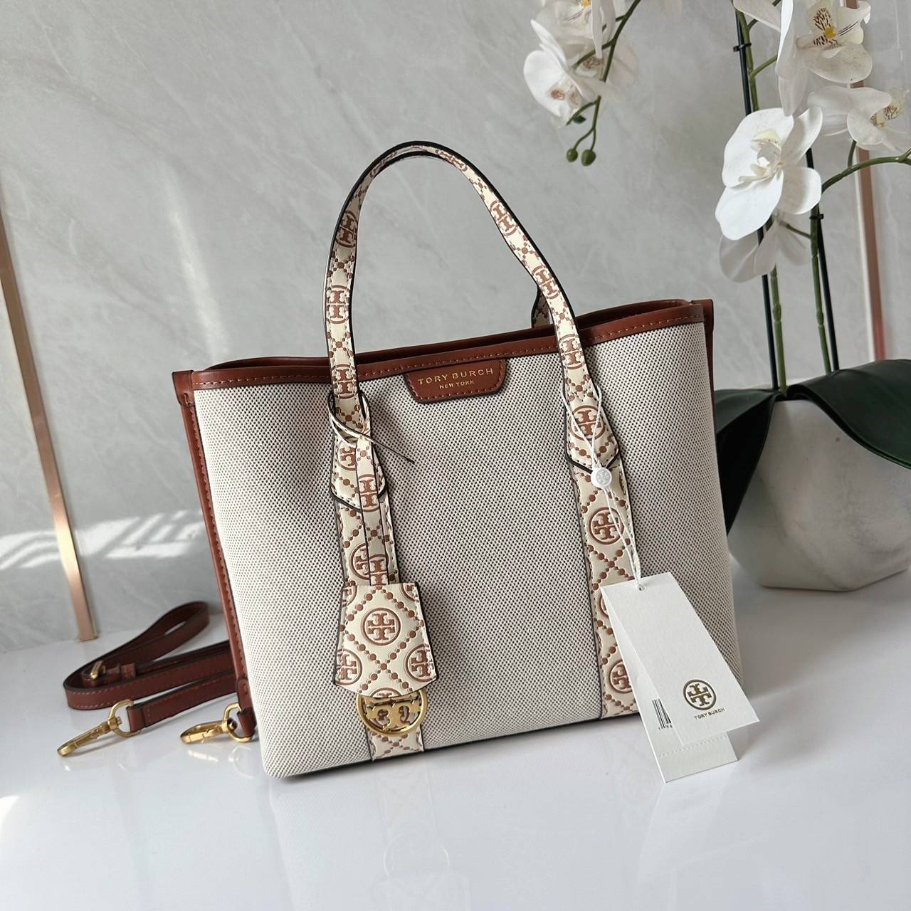 TORY BURCH small Perry canvas tote bag กระเป๋าคล้องแขนและสะพายไหล่ทรงโท้ท คอลเลคชั่นใหม่ล่าสุด สวยหรูลุคคุณนาย