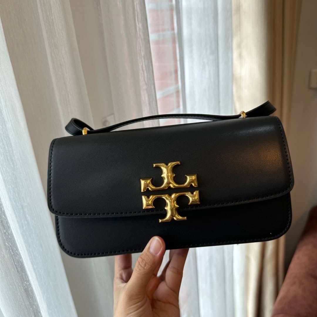 TORY BURCH ELEANOR SMALL LONG CONVERTIBLE SHOULDER กระเป๋าสะพายทรงยาว E/W Eleanor Convertible สูดหรู ดูแพง หนังแท้ เรียบสวยหรู โดดเด่นด้วยป้ายโลโก้สีทอง ลาย Double T อันเป็นเอกลักษณ์ ภายในช่องโล่งกว้างสามารถใส่โทรศัพท์ได้ทุกรุ่น สามารถใส่กระเป๋าสตางค์ใบยา