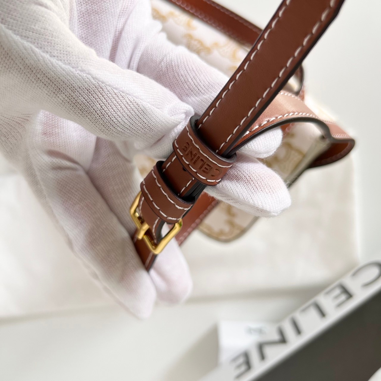 พร้อมส่งที่ไทยแล้วกับ CELINE TRIOMPHE SHOULDER BAG งานหนังเรียบสวยมาก กับสีโทนหวานๆ สาวๆ สายคิ้วห้ามพลาดเลยน้าาา ลวดลายสวยหรู ด้านในเปิดด้วยด้วยที่บีบโลโก้อะไหล่ทอง จุของได้กำลังดี ใส่โทรศัพท์ กระเป๋าสตางค์ใบสั้น ของจุกจิกได้ เหมาะกับสาวๆในวันที่อยากครอสบ