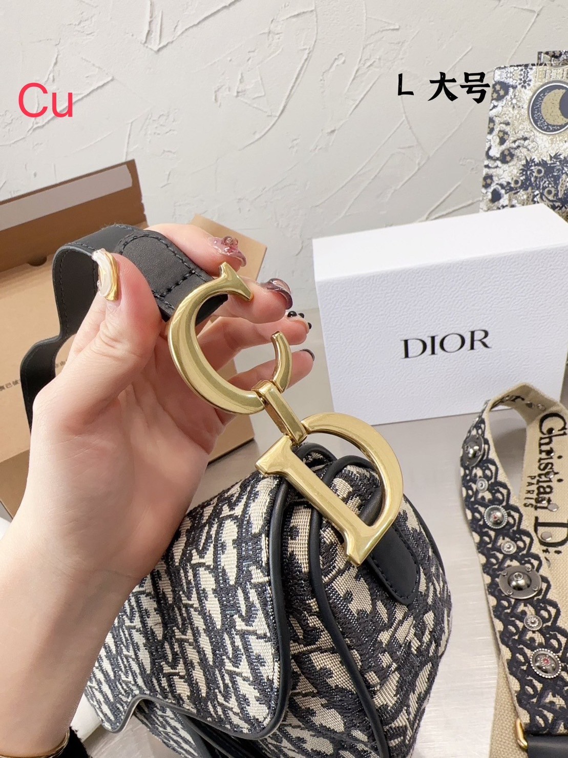DIOR Saddle Bag with Strap Blue Dior Oblique Jacquard กระเป๋าถือ/สะพาย รุ่นยอดนิยมของแบรนด์ งานผ้าแจ็คการ์ดลาย Oblique ลูกเล่นห้อยด้วยตัวอักษร D สายถือมีกิมมิค CD อะไหล่ทองเงางาม เรียกว่าจะถือก็ปั้วะ จะสะพายก็ปังไม่ไหว เก็บทุกรายละเอียดงานเป๊ะมากค่ะ
