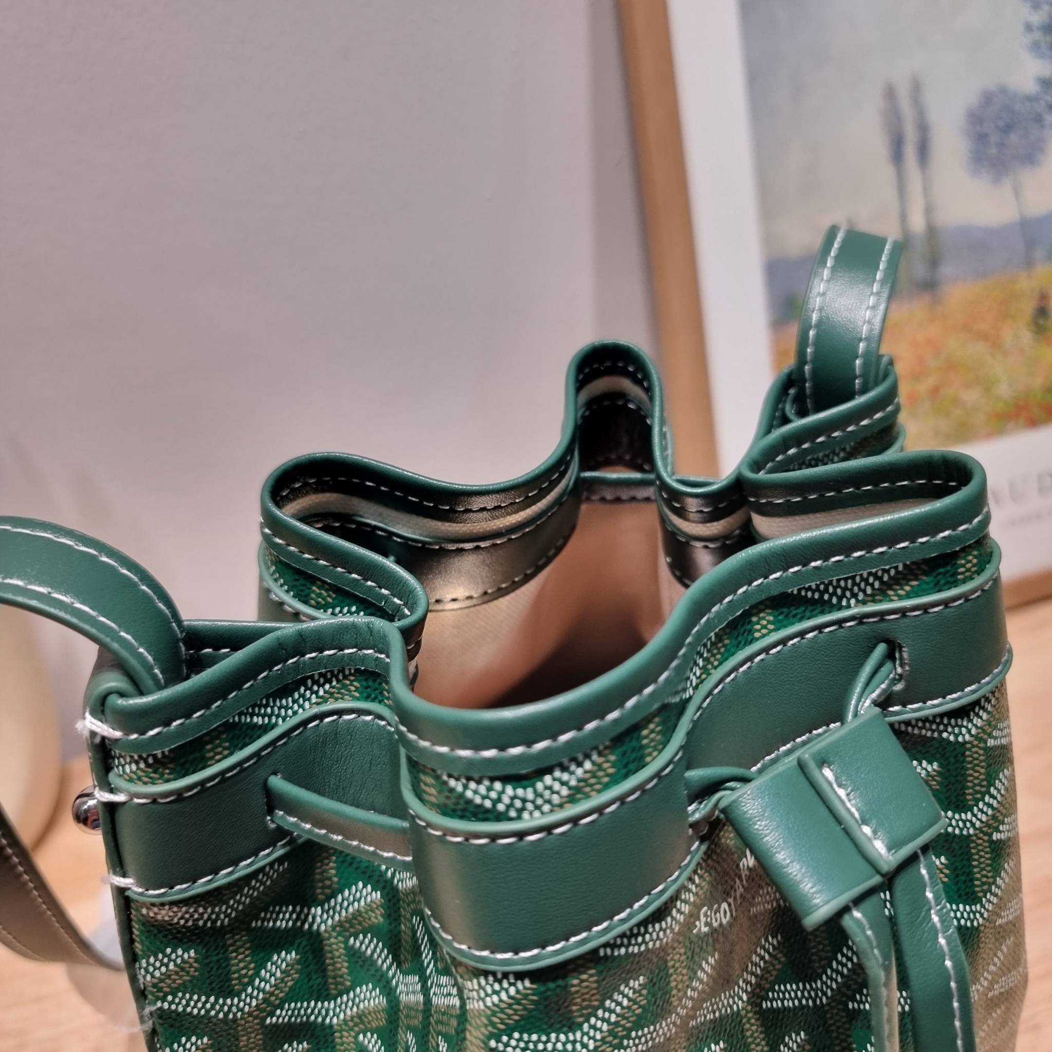 GOYARD PETITE FLOT BUCKET BAG กระเป๋าสะพายทรงบัคเก็ต ที่ดีไซน์สะดวกต่อชีวิตมาก รูปทรงคลาสสิค ดีไซน์เป็นเอกลักษณ์ สดใสทุกสี ดูผู้ดีในตัว วัสดุหนังแคนวาสพิมพ์ลายสวยคม ปากกระเป๋ารูดเปิด-ปิดได้ตามชอบ ภายในเป็นช่องโล่ง ใส่กระเป๋าสตางค์ มือถือ ได้ครบถ้วน มาพร้อ