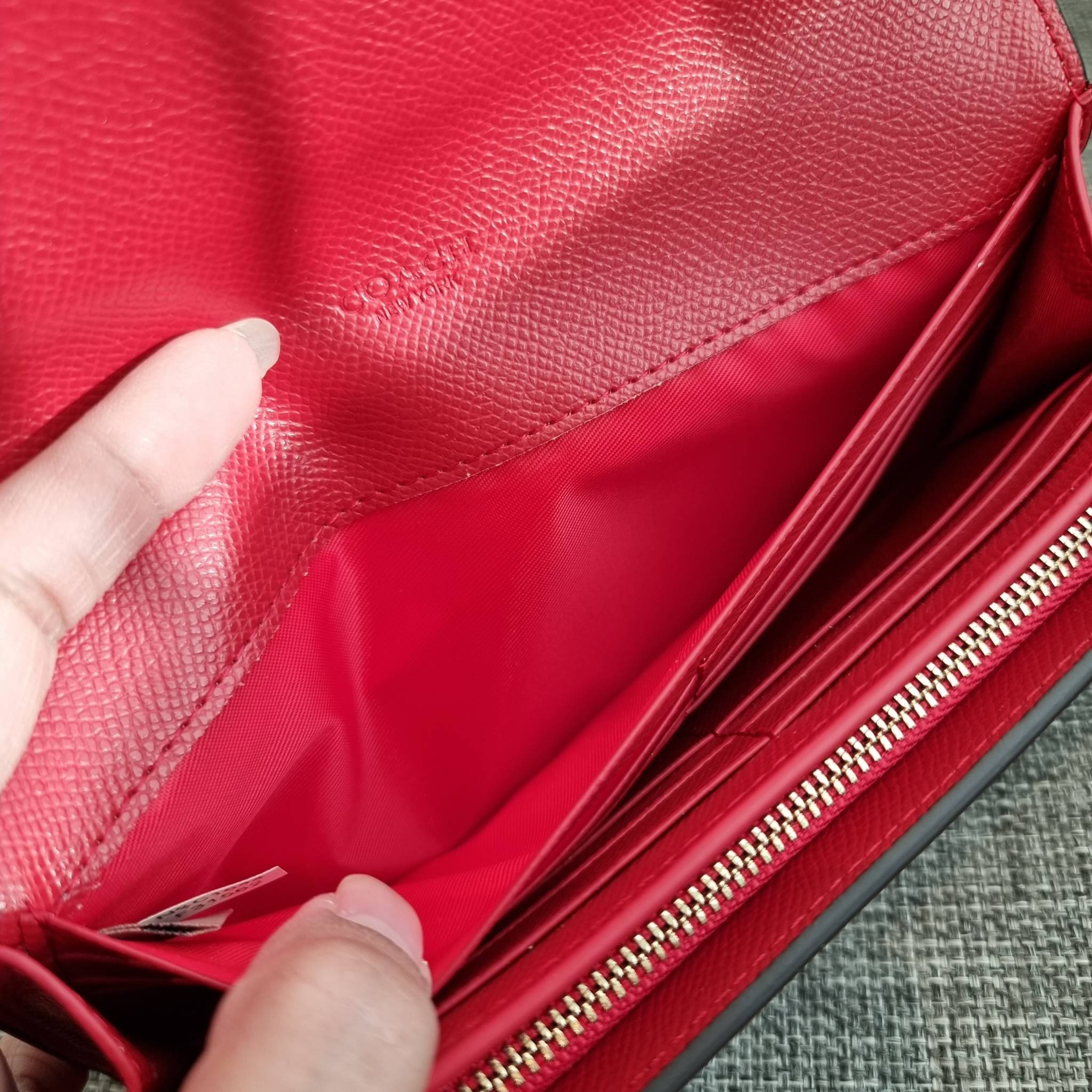 OUTLET 】COACH F31562 SLIM ENVELOPE WALLET IN SIGNATURE CANVAS WITH CHERRY PRINT คอลเลคชั่นใหม่ล่าสุด ต้อนรับนิวเยียร์ไปเลย!! 🍒🎊 กระเป๋าสตางค์รุ่นขายดี ทรงจดหมายรุ่นฝาพับ ดีไซน์ลายเชอร์รี่ น่ารักสดใส วัสดุหนังแคนวาสเคลือบลาย ภายในใส่มือถือไ