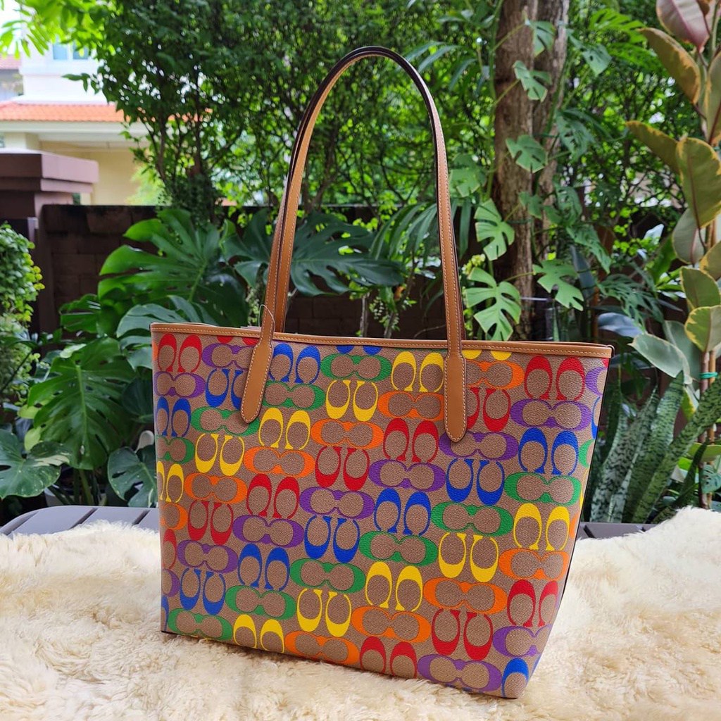 COACH CITY TOTE IN RAINBOW SIGNATURE CANVAS C4181 กระเป๋าสะพายข้างทรงโท้ทใบใหญ่ หนังลาย C สกรีนลายโค้ช รุ่นนี้ ปากกระเป๋าไม่มีชิป มีกระดุม แม่เหล็ก ด้านในมีช่องซิปไว้ใส่กระเป๋าเงินได้คะ เป็น รุ่นยอดนิยมคะ จุของได้เยอะมาก