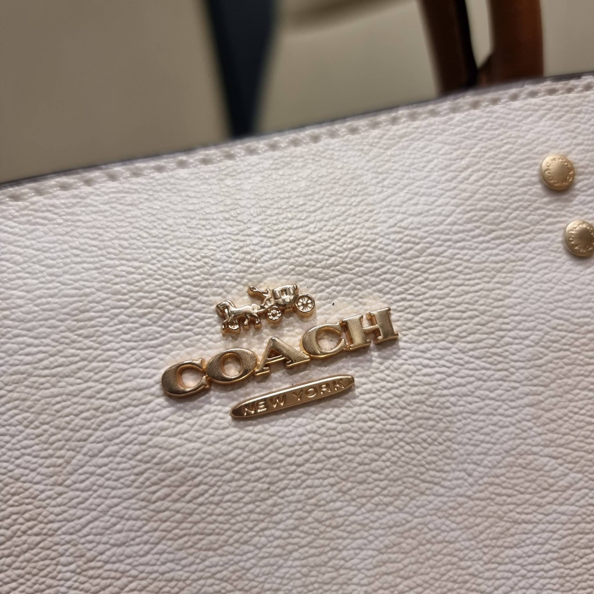 COACH C627 MINI LILLIE CARRYALL IN BLOCKED SIGNATURE CANVAS สีใหม่ล่าสุด กับรุ่นที่สุดของความขายดี คอลยอดฮิตโทนสีลูกคุณ!! กระเป๋าสะพายทรงสวย ที่ดีไซน์ออกมาให้ใช้งานง่าย สะดวก สวย หรู ดูดี!! วัสดุหนังแคนวาสเคลือบลาย มาพร้อมสายสะพายข้างและหูจับในตัว ถอดออกถ