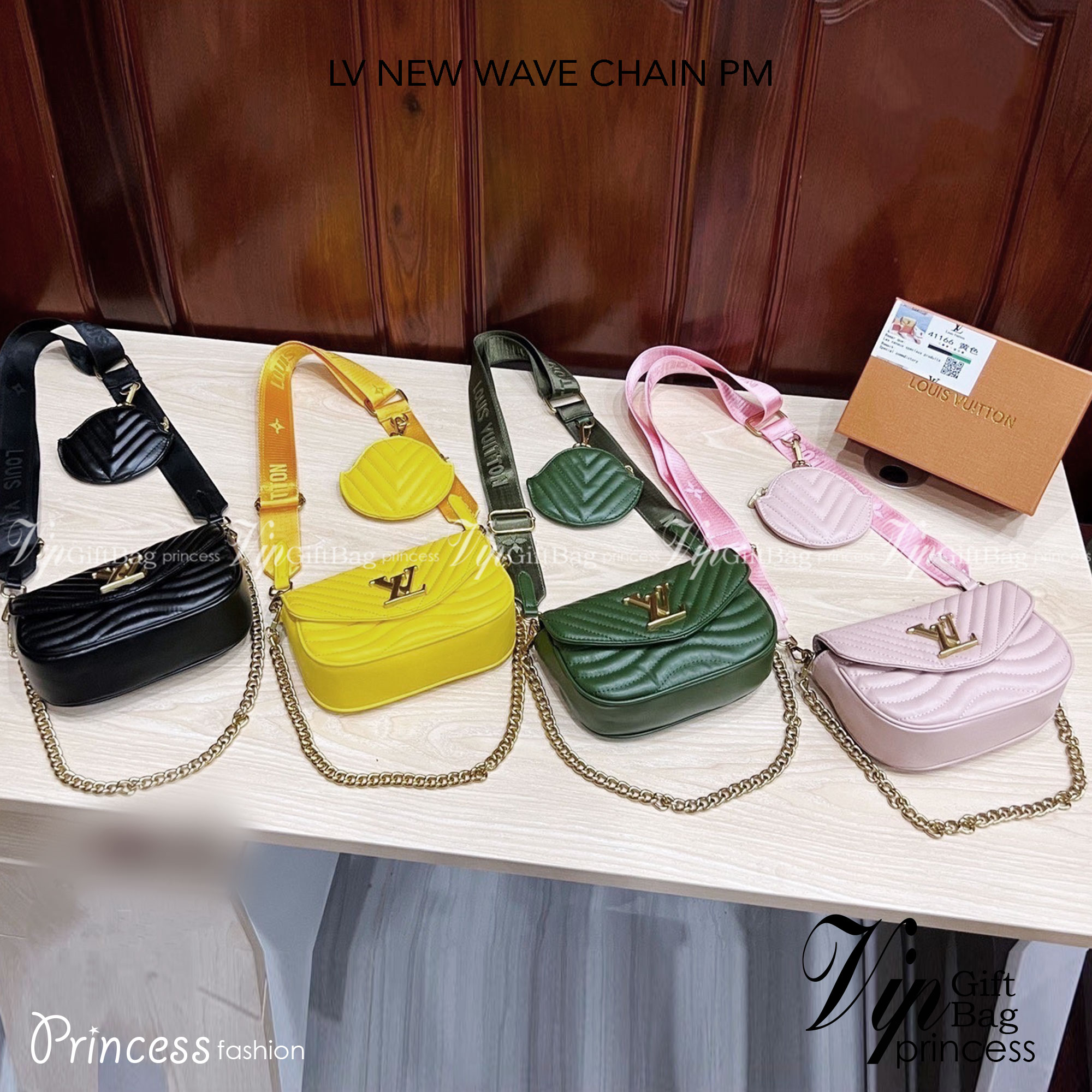 LV NEW WAVE CHAIN PM / New Wave Pochette Multi Bag กระเป๋าสะพายมัลติฟังก์ชั่น Set 2 ใบสวยคุ้มค่าน่าใช้ มาพร้อม box set ดีงาม ลูกเล่นคลาสสิคผสานความวินเทจ มีสายสะพายให้ 2 เส้น และกระเป๋าใบลูก เล็กน่ารัก ภายในเป็นช่องโล่ง แบ่งสัดส่วนมีช่องย่อย ใบนี้ปรับใช้ไ
