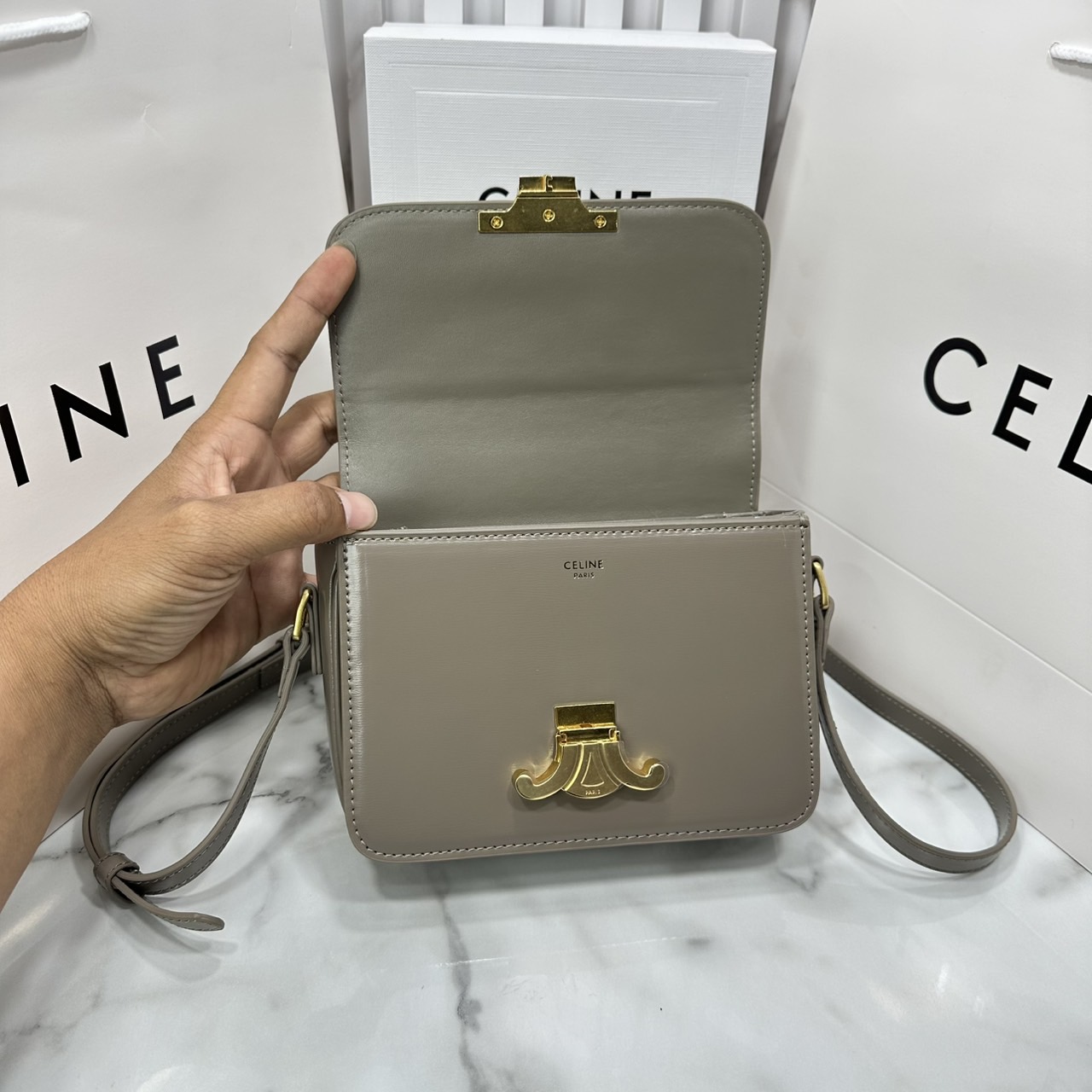 ORI หนังแท้ | 7" CELINE TRIOMPHE TEEN BAG in glossy leather กระเป๋าสะพายรุ่นยอดนิยม ถ่ายทอดให้เห็นถึงแก่นแท้ของสไตล์แบบ CELINE งานหนังเรียบเงาสวยหรูหรา