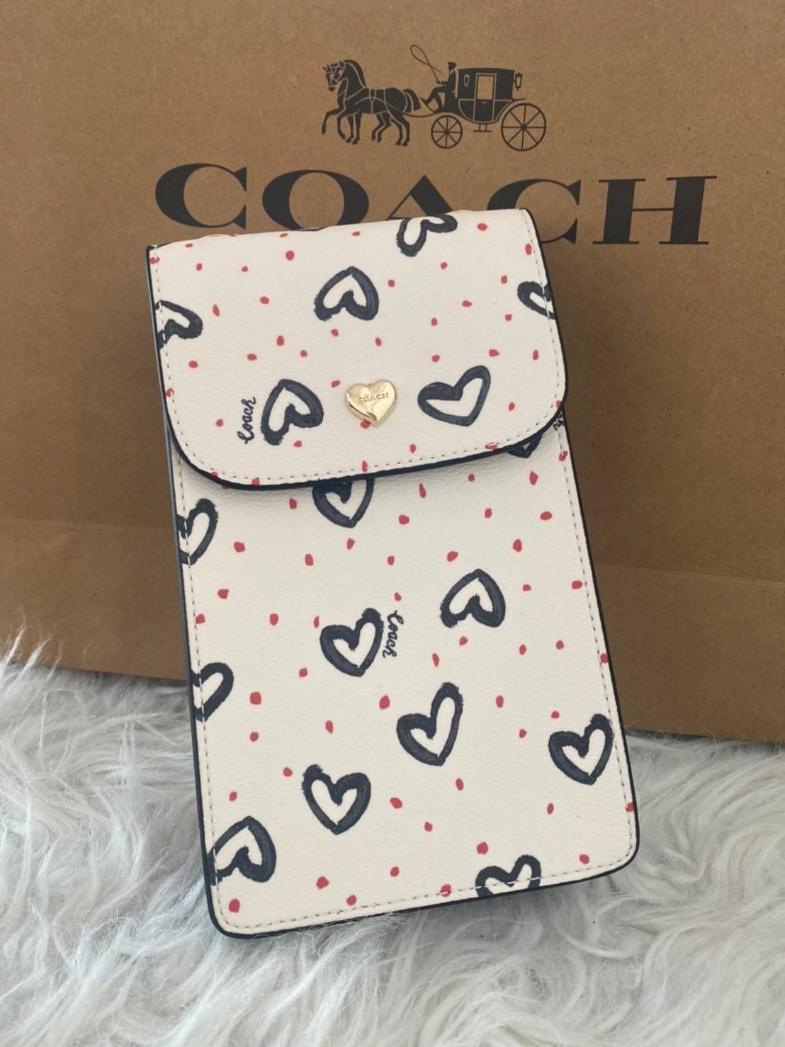 COACH NORTH/SOUTH CROSSBODY IN SIGNATURE CANVAS แจกความสดใสกันอีกครั้ง!! กับกระเป๋าสะพายเอนกประสงค์ Case phone ใส่โทรศัพท์มือถือได้ทุกรุ่น ดีไซน์ลายผลไม้ฉ่ำๆ สวยมีเสน่ห์ 💖 วัสดุหนังแคนวาสคุณภาพ ฝาและภายในเป็นหนังแท้ เปิด-ปิดด้วยกระดุม สายสะพายยาวป