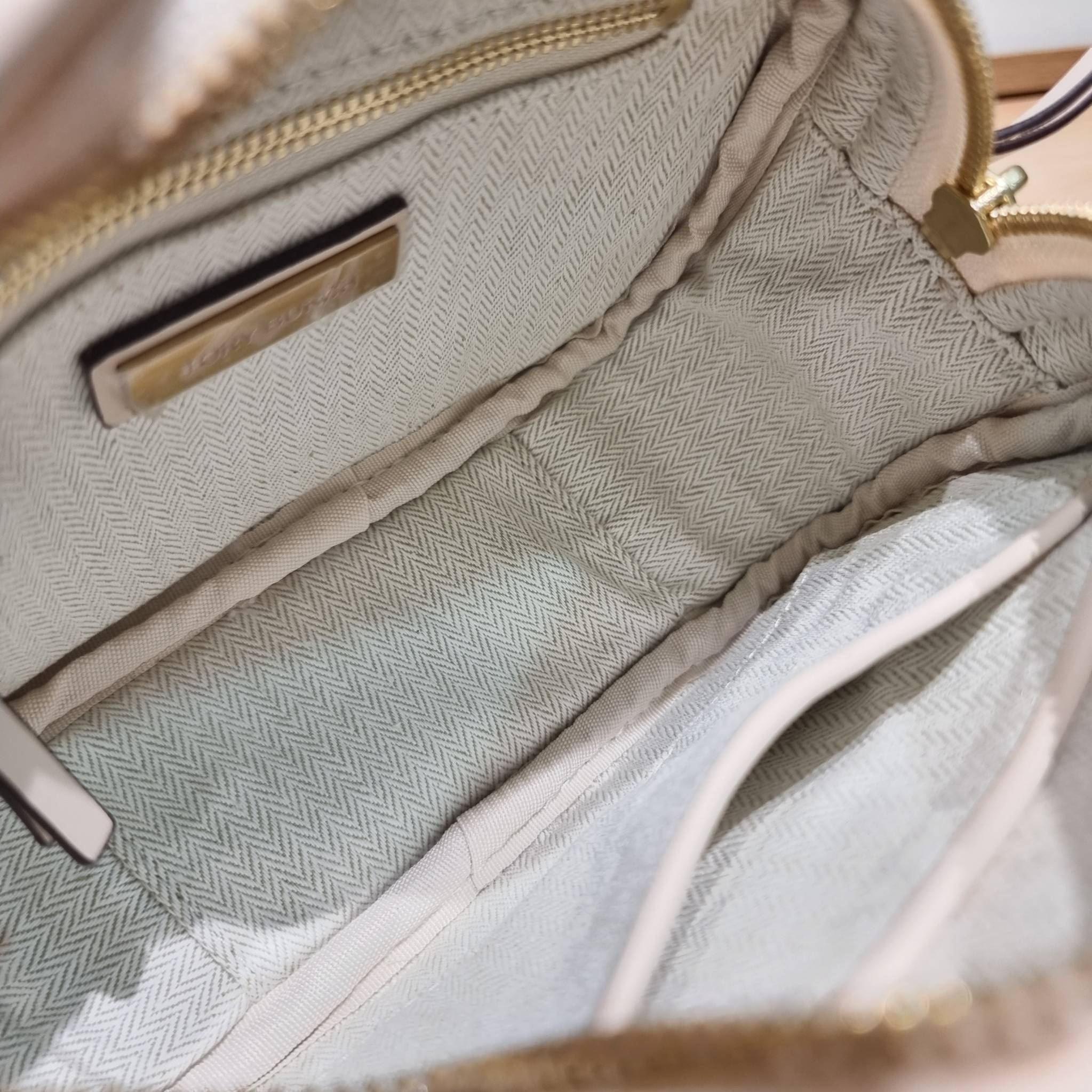 TORY BURCH KIRA CHEVRON SMALL CAMERA BAG / TORY CAMERA BAG / TORY BAG พร้อมส่ง 4 สี กระเป๋าสะพายทรงกล้อง ขนาดกะทัดรัด ไซส์สะพายคล่องตัว ดูหรู ลูกคุณหนู