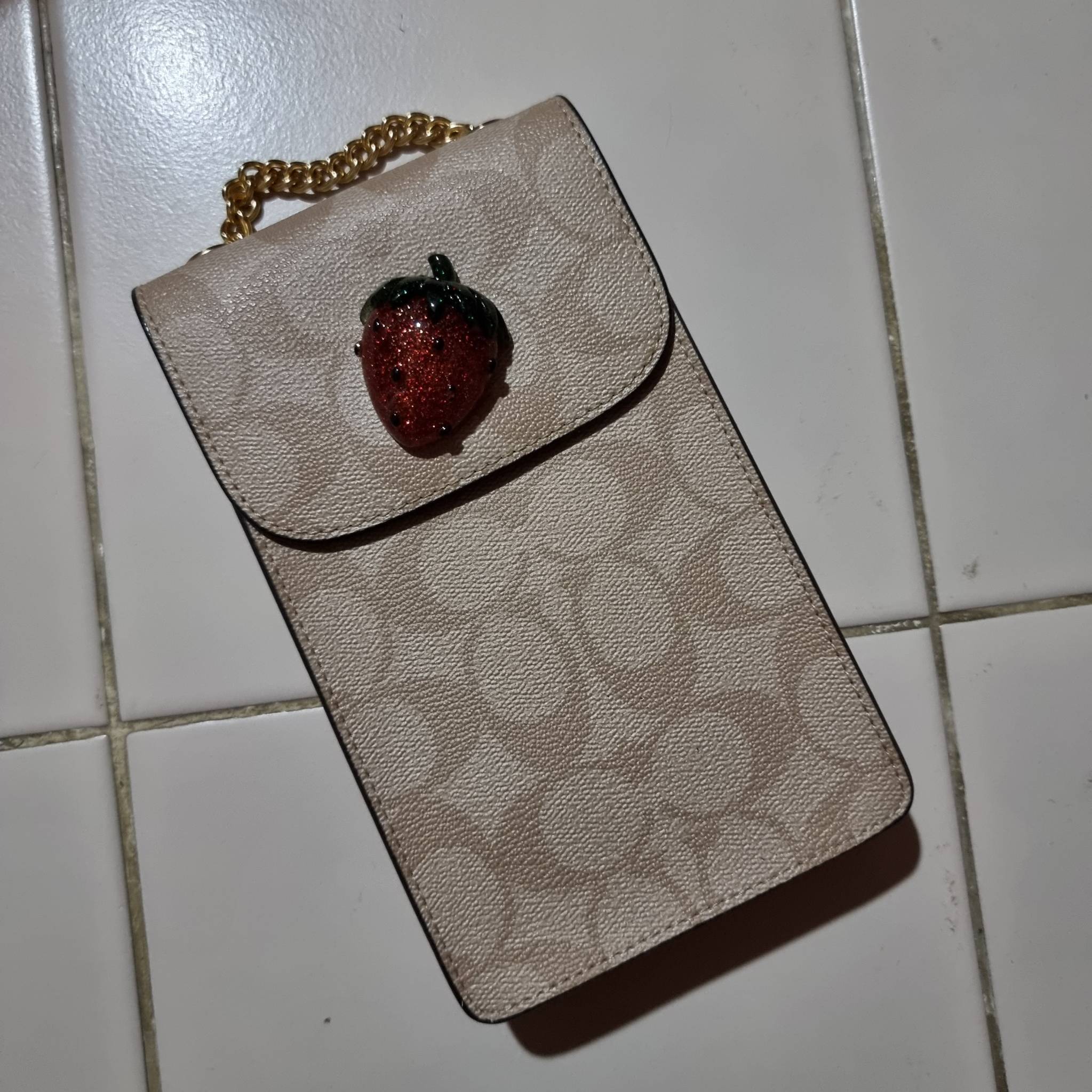 COACH F73486 NORTH/SOUTH PHONE CROSSBODY IN SIGNATURE CANVAS WITH FRUIT 🍒🍓🍋 แจกความสดใสกันอีกครั้ง!! กับกระเป๋าสะพายเอนกประสงค์ Case phone ใส่โทรศัพท์มือถือได้ทุกรุ่น ดีไซน์ลายผลไม้ฉ่ำๆ สวยมีเสน่ห์ 💖 วัสดุหนังแคนวาสคุณภาพ ฝ