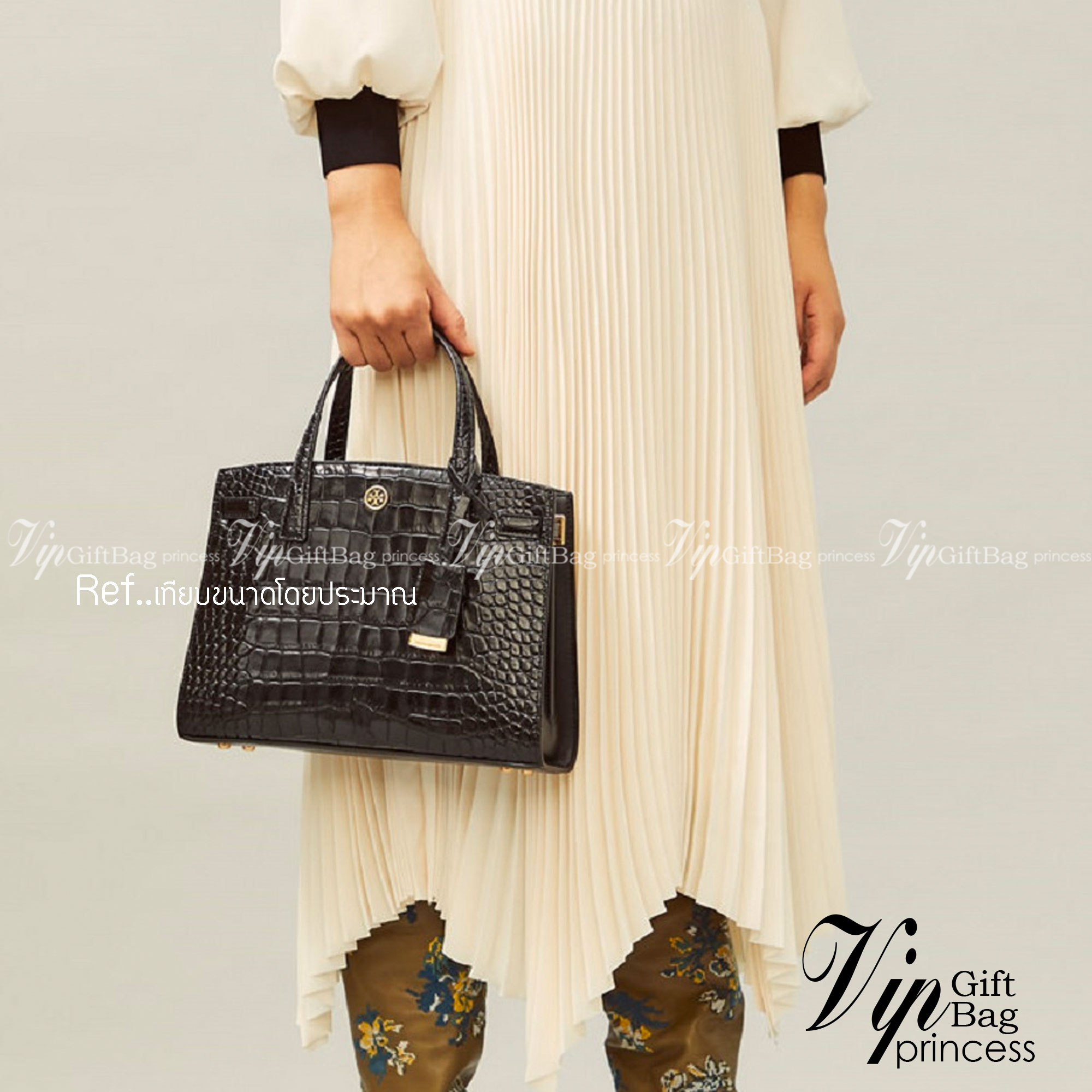 Tory Burch Walker Embossed Small Satchel Collection นี้เหมาะสำหรับผู้หญิงที่มีความสุขุมและเป็นผู้ใหญ่ เพราะดีไซน์ของกระเป๋าหนังรุ่นนี้ได้ผลิตออกมาโดยเน้นความเรียบง่าย เป็นทางการและดูแพง