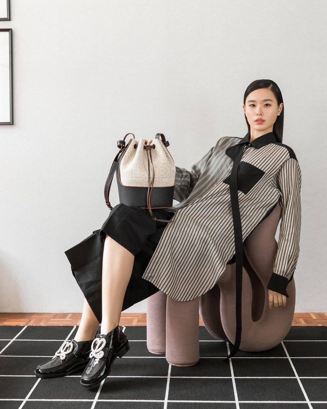 พรีเมี่ยมกิ๊ฟแท้ 100% 】LOEWE CROSSBODY ANAGRAM BUCKET BAG GIFT WITH PURCHASE (GWP) กระเป๋าถือหรือสะพายพรีเมี่ยมกิ๊ฟ Limited จาก LOEWE PERFUME DUTYFREE COUNTER รุ่นใหม่ล่าสุด Rare items หายากสุดเลอค่าวัสดุ Anagram Canvas ตัดหนังแท้ Calfskin สุดคลาสสิค