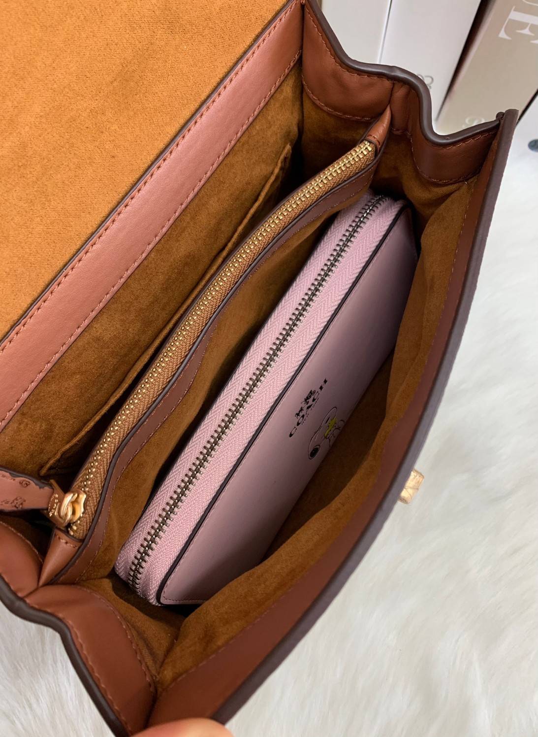 สวย หรู ดูดี รุ่นนี้กัยเลยค่า!! COACH TILLY TOP HANDLE SATCHEL IN SIGNATURE ((76620)) พร้อมส่งความสวย ห้ามพลาดค่ะ! กระเป๋าหิ้ว//คล้องมือ//สะพายข้างได้ ทรงสวย หนังแท้เรียบ+ลายCได้สวยงามค่ะ เปิดปิดกระเป๋าแบบหมุนล็อค ภายในมีช่องหลักใส่ของ2ช่อง สามารถใส่กระเป