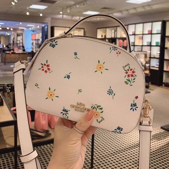 COACH C4252 SERENA SATCHEL WITH WILD MEADOW PRINT อีกหนึ่งคอลเลคชั่นตัวท็อป ที่ขายได้ตลอดปี ดีไซน์ใหม่ล่าสุด สไตล์คุณหนู ลุคหวานๆ กระเป๋าสะพายข้าง สวยอยู่ทรง สะพายขับผิวเป็นที่สุด วัสดุหนัง pepble สัมผัสนิ่ม เปิด-ปิดด้วยซิป 2 ช่องหลัก ภายในเป็นช่องโล่ง เก